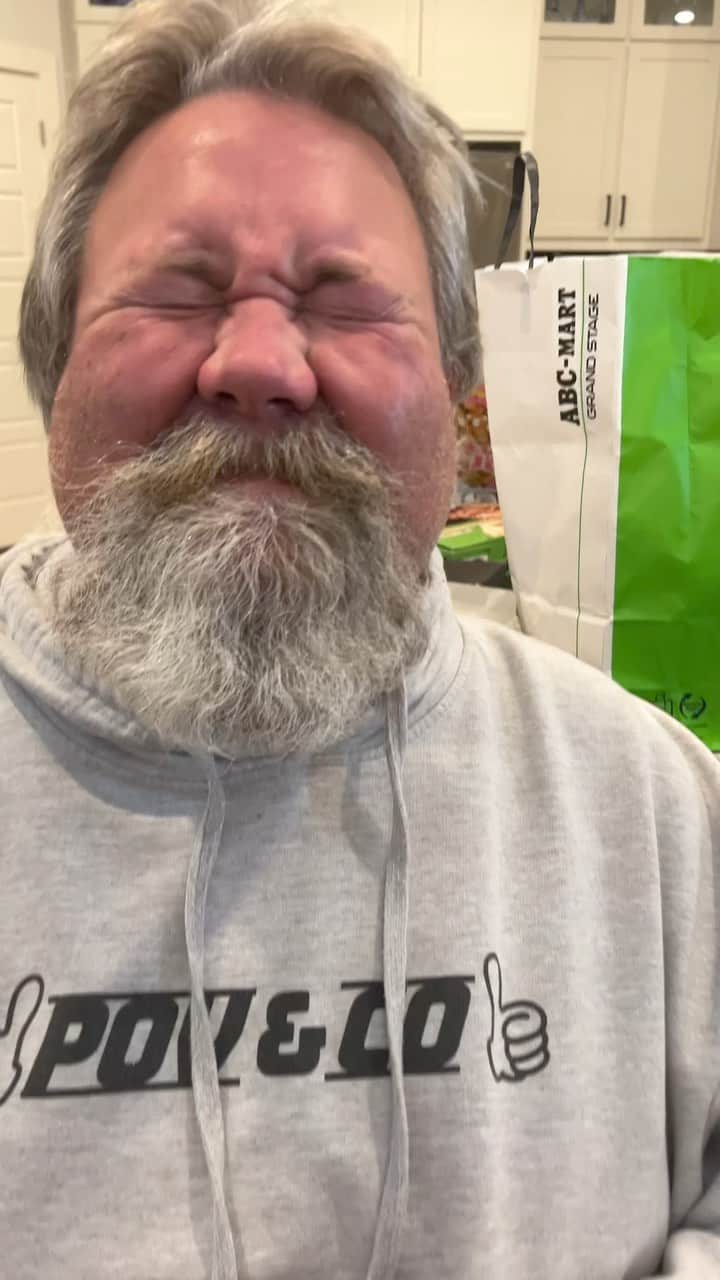 スティーブのインスタグラム：「Japanese eye drop challenge for my friend Richard. After a minute of blindness, he was seeing very clear again. @1sthurstelitetx 日本の目薬を初めてリチャードに試してもらった　爆笑🤣」