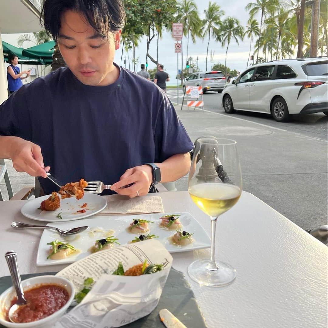 山内一世さんのインスタグラム写真 - (山内一世Instagram)「📍 @arancinodimare  ハワイに来ると必ず行くアランチーノは やっぱり美味しい安心感で♡すき。 しらたまもライスコロッケ、🍕に パスタといっぱい食べてた😂🫶🏻  これから発売する、VELVET GATHER ALL IN ONEも 旅先で心地良かったなあ💛  #ArancinodiMare #hawaii #ハワイ#ハワイ旅行#子連れハワイ #ハワイグルメ#子連れ旅行」4月2日 8時21分 - zu_meer