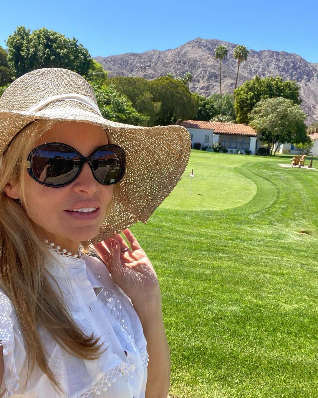 カミール・グラマーのインスタグラム：「A weekend in the desert.」