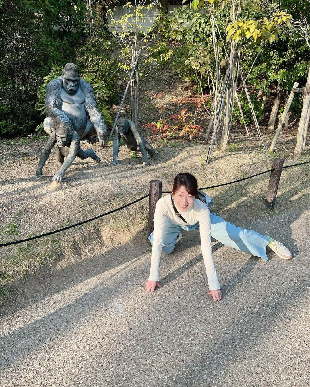 池辺愛さんのインスタグラム写真 - (池辺愛Instagram)「正解は名古屋の東山動植物園でした🐨 Twitter含めてクイズに参加して下さった皆さん、ありがとうございました🥰  イケメンゴリラのシャバーニには会えなかったけど（だから銅像と写真を撮りました😅）、コアラちゃんはお尻しか見せてくれなかったけど（それでも可愛いよね🥰）、暑くてカンガルーちゃんは寝てたけど、そして旦那が落とし物をして園内のアナウンスで呼び出されたけど😵‍💫（いきなり名前を呼ばれてびっくりしました。でも助かりました😅ありがとうございます。）、両親&妹ファミリーと春休みを満喫しています🌸  #春休み　#名古屋　#東山動植物園 #イケメンゴリラ　#コアラ　#家族旅行」4月2日 8時23分 - aiikebe