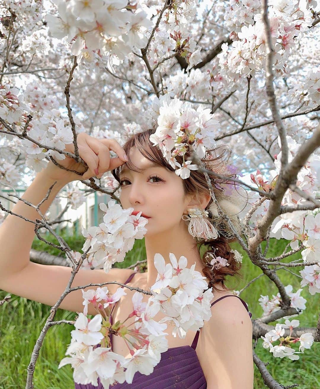 堀井大輔のインスタグラム：「・ ・ 🌸🌸🌸🌸🌸 ・ model @yunappleee  hair/photo @daisuke_5511  hair accessory @bebu_flower  earring @lapin_violette222  ・ #桜 #桜まつり #花見 #ホリーマジック #ホリージョ撮影 #エモージョ #ホリージョ #クラウンヘアー #天白区 #名古屋 #ヘアセット#セット#ヘアアレンジ #プレ花嫁 #作品撮り #ウェディングドレス #結婚式コーデ #結婚式ヘアアレンジ #結婚式お呼ばれ #全国のプレ花嫁さんと繋がりたい #フォトブース #コテ巻き  #DRESSY花嫁 #ゼクシィ2023 #アップスタイル #おだんご #編みおろし #プラコレ ￼ 	◦」