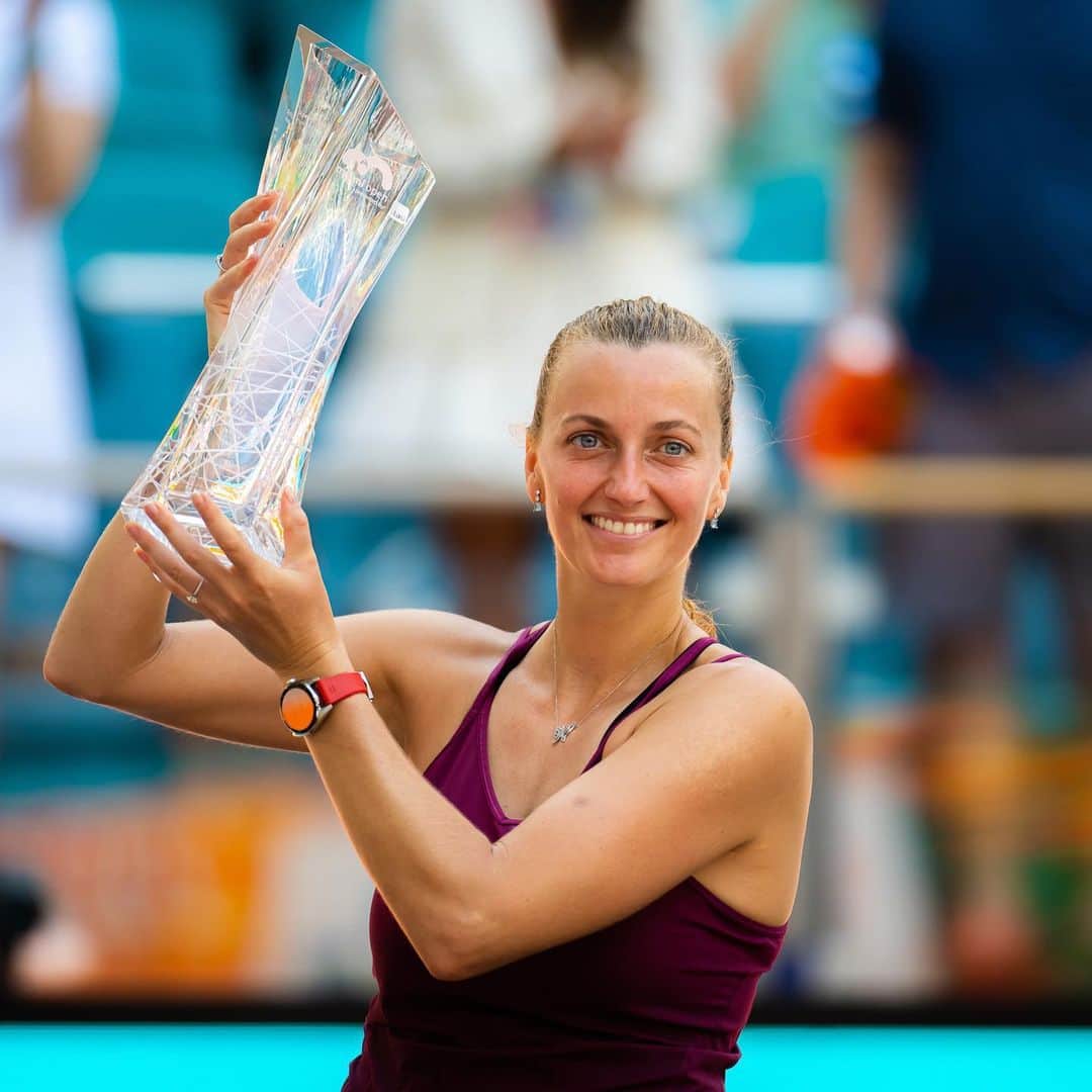 PetraKvitovaのインスタグラム：「Words can’t express how grateful and proud I am to be sitting here with this beautiful @miamiopen trophy.   Title number 3️⃣0️⃣ will forever have a special place in my heart ❤️   Thank you to all of you who have supported me, not just this week but through the tough times, the sad times and the happier times. I wouldn’t be Petra without you 🤗」