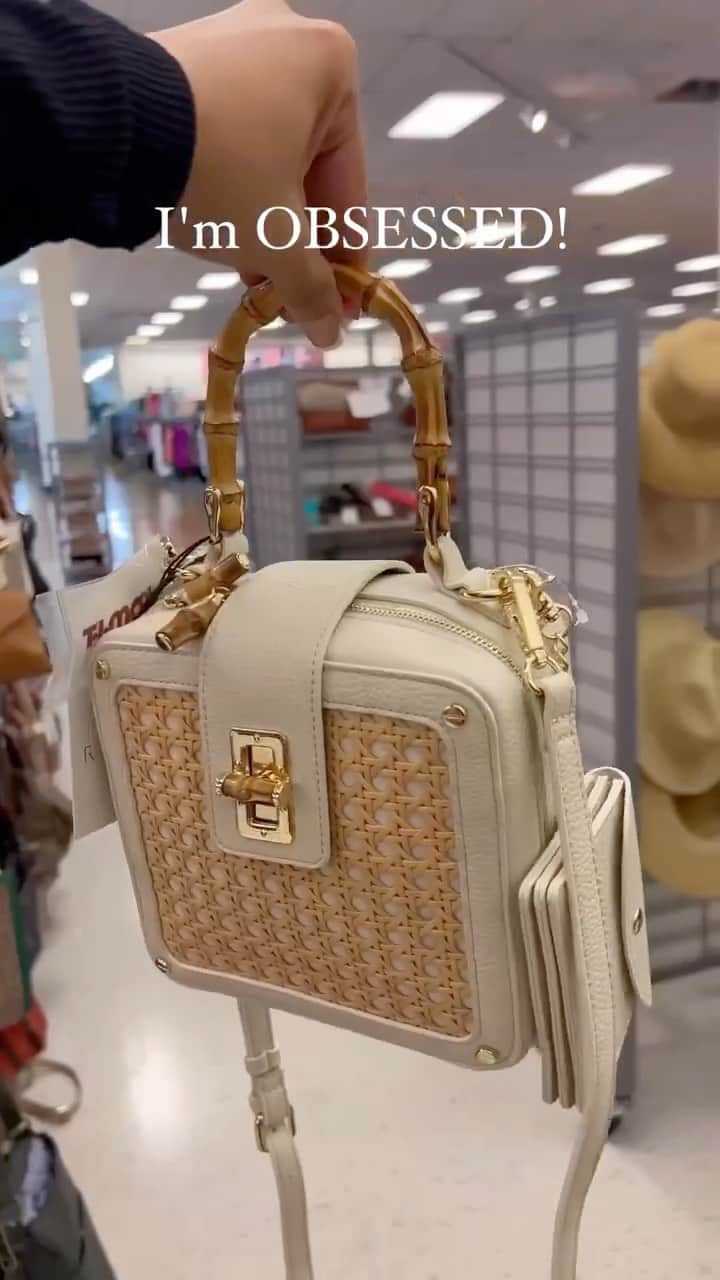 T.J.マックスのインスタグラム：「Not to pick favorites but hellooo yellow bow bag 👀 💛 (📸: @shaynicole.xo)」