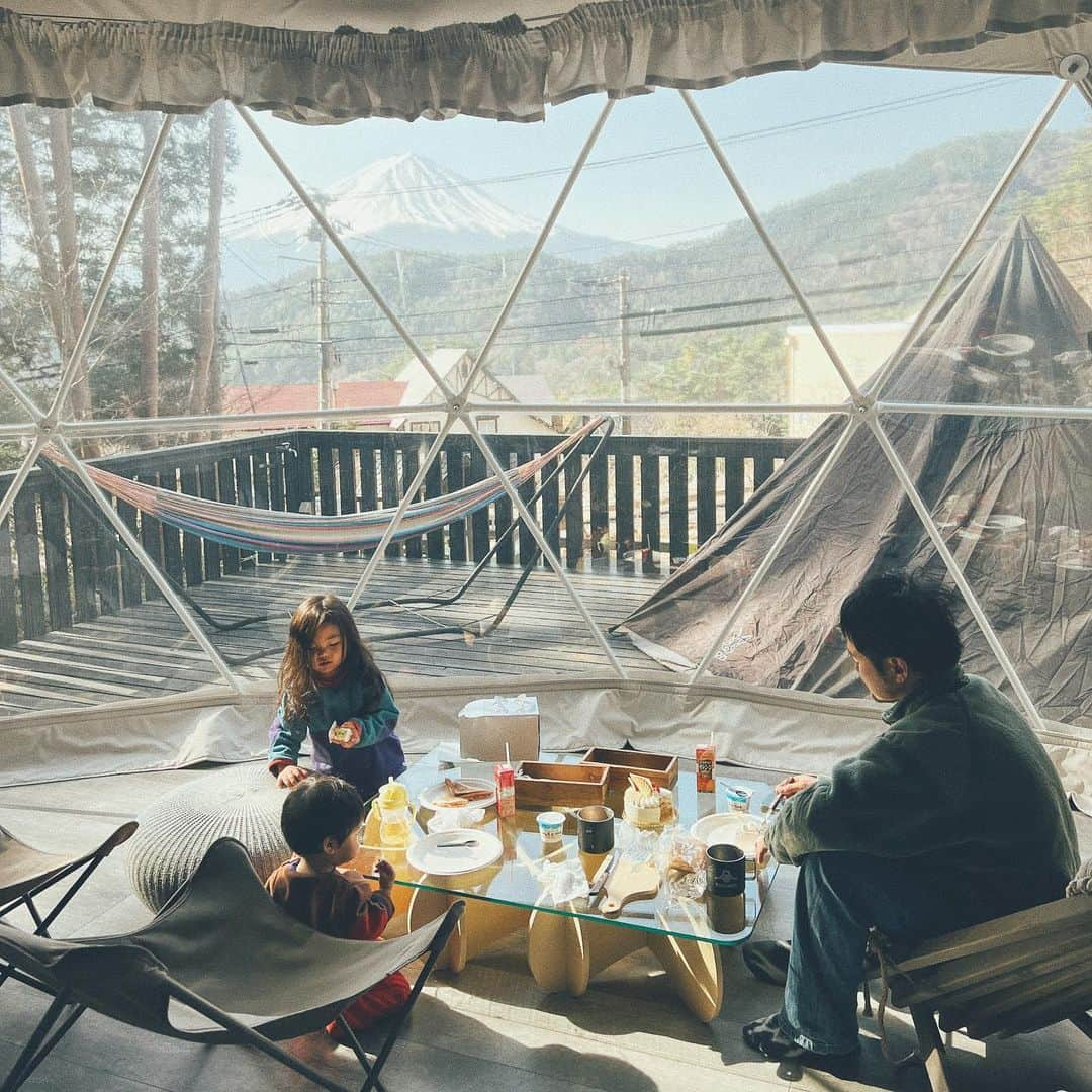 石野千尋さんのインスタグラム写真 - (石野千尋Instagram)「Birthday glamping 🎪🍳🎂🗻🍻  お誕生日旅行は初めてのグランピング！ パパが計画してくれました👏  ドームテントの中は暖房や加湿器完備でかなり快適！BBQと焚き火をし、サプライズでケーキが出てきてテラスのテントの中ではむすめにビールをついでもらいました。 大きくなったなぁ…🥹  雪山で遊んだ後だったのでふかふかのベッドで全員グッスリ💤  朝カーテンを開けると、目の前には富士山がドーン👀  自然の中でのんびり良い時間を過ごし、 パワーチャージになりました🎂  #glamping #dometent #mtfuji #outdoors #camping #birthdaytrip#chihitrip#camp#グランピング#子連れ旅行」4月2日 8時46分 - chihiroishino