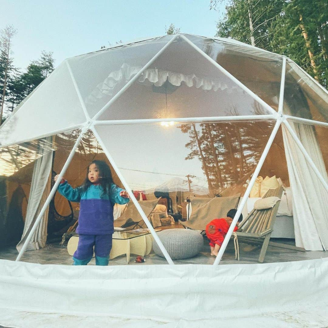 石野千尋さんのインスタグラム写真 - (石野千尋Instagram)「Birthday glamping 🎪🍳🎂🗻🍻  お誕生日旅行は初めてのグランピング！ パパが計画してくれました👏  ドームテントの中は暖房や加湿器完備でかなり快適！BBQと焚き火をし、サプライズでケーキが出てきてテラスのテントの中ではむすめにビールをついでもらいました。 大きくなったなぁ…🥹  雪山で遊んだ後だったのでふかふかのベッドで全員グッスリ💤  朝カーテンを開けると、目の前には富士山がドーン👀  自然の中でのんびり良い時間を過ごし、 パワーチャージになりました🎂  #glamping #dometent #mtfuji #outdoors #camping #birthdaytrip#chihitrip#camp#グランピング#子連れ旅行」4月2日 8時46分 - chihiroishino