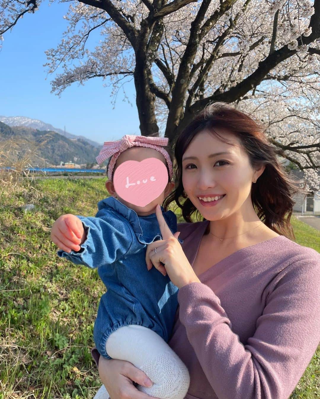 のインスタグラム：「【お花見日和🍡🌸】  おはようございます☀️ きょうもいい天気！ 絶好のお花見日和ですね！❤️  わたしはきのう、 砺波市の庄川峡へ行ってきました🌸  もうまさに見頃、 🌸🌸🌸満開🌸🌸🌸でした！ お天気も良くベストタイミングで最高🥲🩷  　 実は、去年の春もこの庄川峡の桜を見て 感動したのです🥹❤️  2枚目は、1年前の写真！！ こんなちっちゃかった娘が 片手で抱っこするとプルプルするくらいにまで 大きくなりました☺️🌸  比較したくてあえて同じ服を着てみた🤣🩷 …けど、そこまでこだわるなら 同じ画角で撮ればよかった🤫笑  ひと通り景色を満喫した後は、 水記念公園周辺を散策して ゆずソフトを食べました🍦🧡  街中の賑やかなお花見もいいけれど、 自然のなか、 のんびりまったりしたお花見も大好き😌❤️  庄川の桜に癒されました✨✨  皆さんのお気に入りの桜スポットも ぜひよかったら教えてください☺️🌸  それでは素敵な日曜日を！🍀  #富山県 #砺波市 #庄川 #桜並木 #花見スポット #お花見 #花見 #富山観光 #砺波 #桜 #桜まつり #富山イベント #富山ママ #アナウンサー #フリーアナウンサー #南條早紀 #なんじょうのにちじょう」