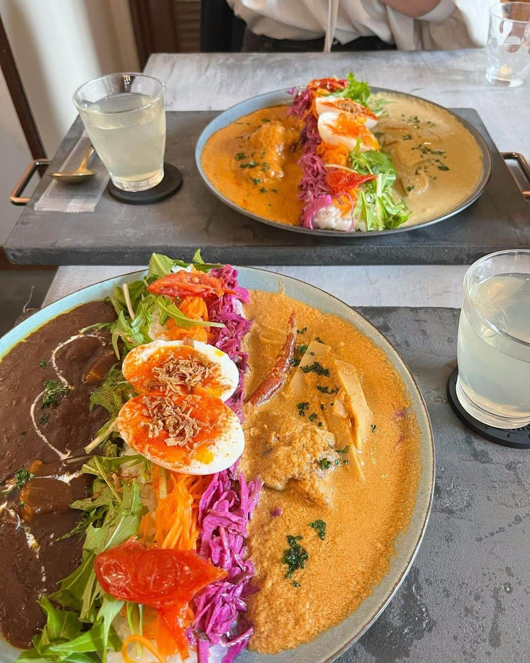 平塚日菜のインスタグラム：「.  .  .  .  美味しかったあいがけカレーと  桜と  今日のわたし🦋♡」