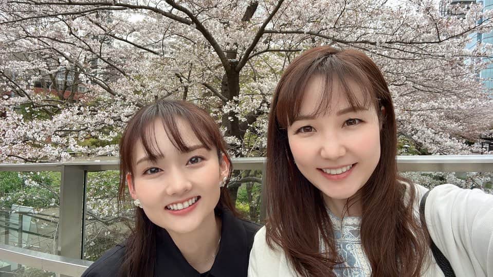 伊藤友季子のインスタグラム：「3月ラスト🌸 ⁡ 散りゆく桜を眺めながら 久しぶりに妹ちゃんと話せた日✿ ⁡ 手首を捻挫しそうな角度で 写真撮ってるところ盗撮されてた🤳笑 ⁡ いつもありがとう🫶💗 ⁡ ⁡ #桜 #3月も早かった」