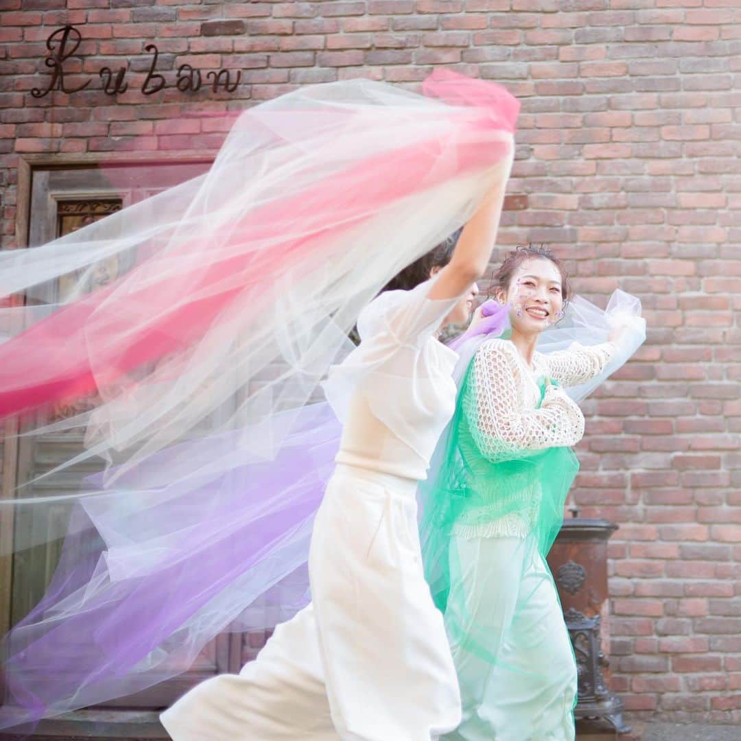 Ruban Weddingさんのインスタグラム写真 - (Ruban WeddingInstagram)「今回リュバンでご結婚式をされたお二人。 ⁡ 最初は結婚式をする事に躊躇されていました。 ⁡ 担当プランナーがお二人に言った 「きっと終わってみたら、やって良かったと思って頂けると思います」 という言葉を信じて下さり、フォトだけでなくご家族を招いてご結婚式をする事になりました。 ⁡ ご結婚式では、ご家族の方皆さんにも幸せなお二人の姿をご覧頂く事ができ、改めてお二人のパートナーシップを祝福していらっしゃいました。 ⁡ お二人の個性をファッショナブルに表現し、想いを伝える事が出来たご結婚式。 ⁡ まだお二人にとって、この世界は生きづらいと感じる事があるかもしれません。 ⁡ でもお二人の為に涙を流して祝福してくれる人がいて、愛する人が側にいるという事は、とても幸せな事で、奇跡のような事。 ⁡ そんな素晴らしい人生を、一緒にお祝いできた事を嬉しく思います。 ⁡ 全ての人が大切な人と結ばれたことを、無条件に幸せに感じられる世界になる事を私たちも願っています。 ⁡ ⁡ ♒︎♒︎♒︎♒︎♒︎♒︎♒︎♒︎♒︎♒︎♒︎♒︎♒︎♒︎♒︎♒︎♒︎♒︎♒︎♒︎♒︎♒︎♒︎♒︎♒︎♒︎♒︎♒︎♒︎♒︎♒︎♒︎♒︎♒︎♒︎♒︎ ご見学のご予約は @rubanwedding プロフィールページの URLからどうぞ！ ⁡ ウェディングフェアーのご予約は WEBサイトorお電話にて🌿 📞087-873-2292 DMからのご質問もお受けしております！ ⁡ お気軽にご相談下さいませ！ リュバン- Open 10:00-19:00 香川県高松市香西北町181-1  ⁡ #rubanwedding#ruban#リュバン#アンティーク#花嫁#プレ花嫁#香川県のプレ花嫁さんと繋がりたい#デザートビュッフェ#高松結婚式場#chainonwedding #marry#marry花嫁#高松市#フォトウェディング#香川花嫁#高松花嫁#四国花嫁#ウェルカムパーティー #lgbtqwedding #lgbtwedding #セクシャルマイノリティ #パートナーシップ宣誓 #パートナーシップ宣誓制度 #レインボーパレード#lgbtpride #ジェンダー平等#ジェンダー平等を実現しよう #トランスジェンダー#lgbtq🌈」4月2日 19時46分 - rubanwedding