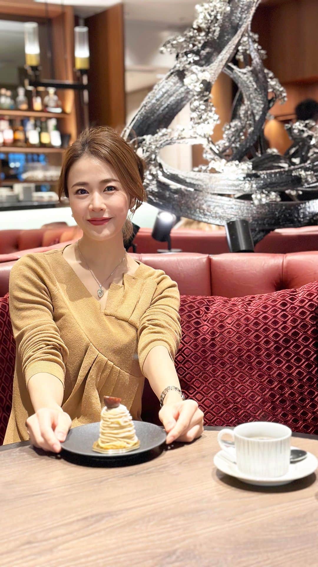 しろまっするのインスタグラム：「Good bye March and Hello April. Hope you all had a good March and have an ever April 🌸  まつパの後に寄り道🍰🫖 目元ノーメイクなので顔が薄いけど（笑）  ケーキ散々迷ってモンブラン🌰にしました(´౿`)♡ まったり〜☕️  #healthyeating #healthandwellness #meguro #東京カフェ巡り #しろまっする」