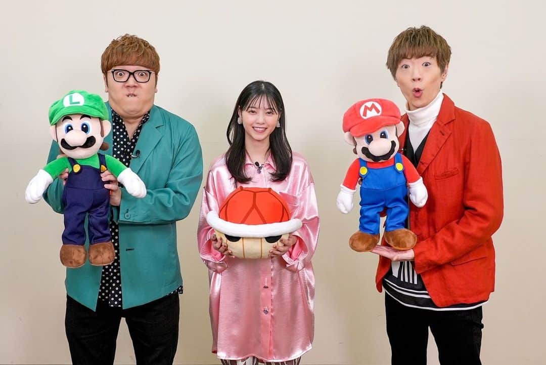 のインスタグラム：「映画「ザ・スーパーマリオブラザーズ・ムービー」のアンバサダーに、HIKAKINさん、SEIKINさんと一緒に就任致しました！ 先日 ユニバーサルスタジオジャパンにてイベントを行いました✨ いろいろ撮影もしましたのでお楽しみに✌️  マリオがついに映画になるなんてすごいなぁ ちなみにゲームだと スーパーマリオサンシャイン、 ペーパーマリオRPG、スーパーペーパーマリオが大好きで かなり遊びました☺️  レインボーロードカチューシャかわいい、、」