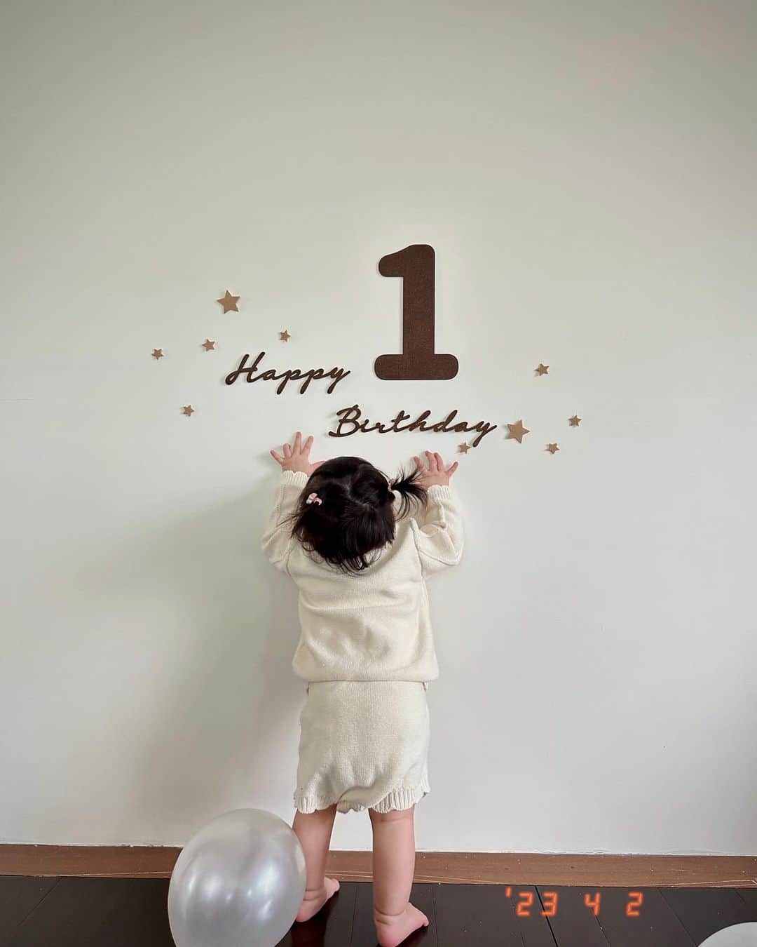 璇璇のインスタグラム：「香嫩的第一個生日 —2023.4.2  一轉眼， 我的香嫩一歲了！  這一年時間過得很快， 時間一日一日的過， 你的一舉一動我緊盯著， 我的心完全被牽動著， 第一次見到你， 第一次對我笑， 第一次會翻身， 第一次坐起來， 第一次爬向我， 第一次叫媽媽， 第一次站起來， 第一次走向我， 好多的第一次恍如昨日， 才知道什麼叫做牽掛， 謝謝你讓我知道當媽媽的美好， 你是媽媽心中永遠的小太陽， 有你讓媽媽的心更堅強。  願你這輩子不管走多遠， 都知道爸爸媽媽永遠在你身後， 當你的後盾陪著你愛著你！  往後每一日都健康快樂平安幸福， 一歲生日快樂 我的香嫩❤️  @hi.shannon.hi @rxung   #OurBabyShannon #香氏夫妻 #香嫩 #一歲 #生日 #happybirthday」