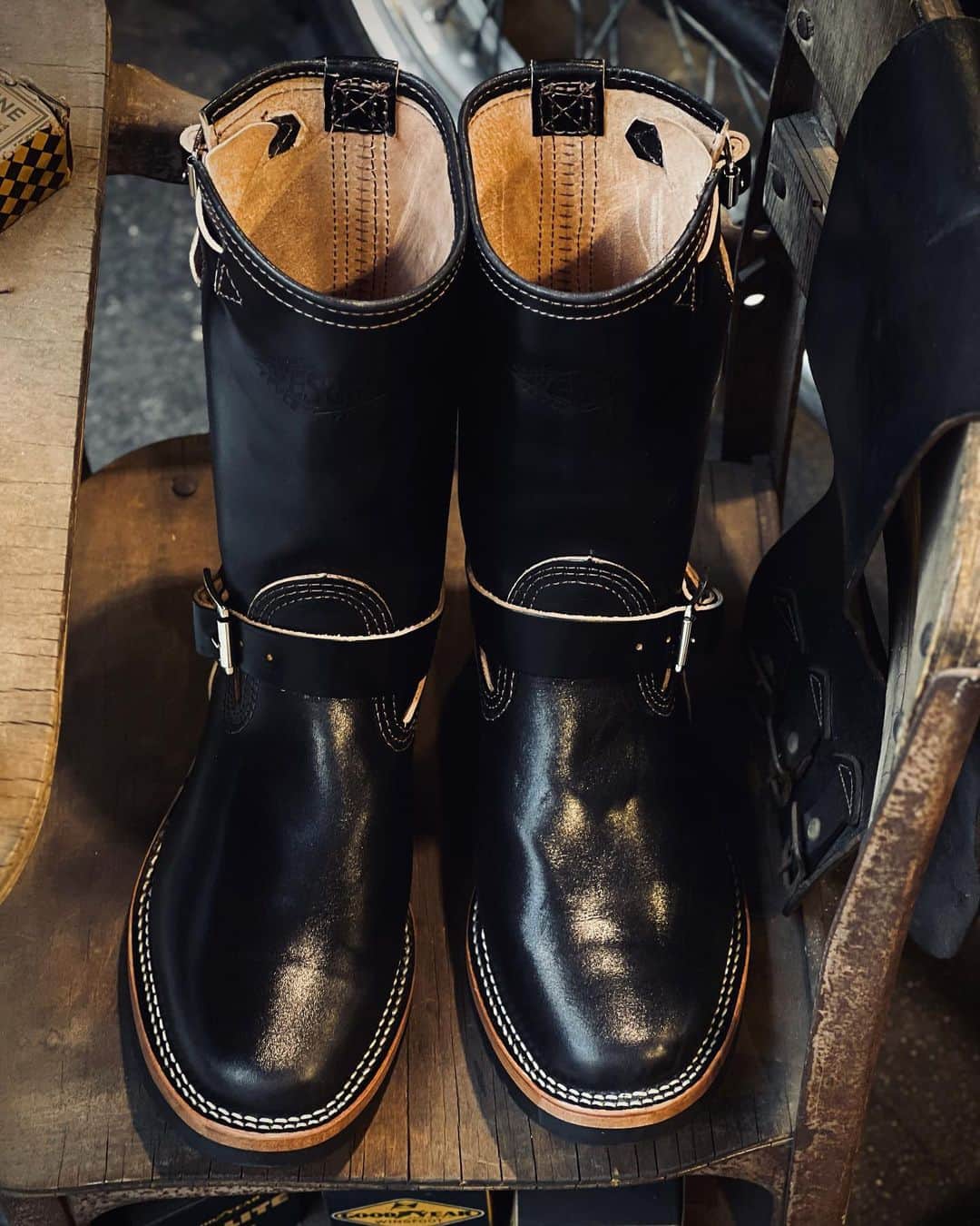 のインスタグラム：「【入荷情報】 "MISTER LOU 7600 -Black Horsehide-"入荷！  メーカーストックの"MISTER LOU 7600 -Black Horsehide-"が入荷しました！  レザーには、イタリアのタンナーが製作する肉厚でハリのあるホースハイド(馬革)を採用。 革の裁断面を見ても分かる通り、芯まで染めを行なっていないため履き込むにつれ、"茶芯"が出るヴィンテージブーツのようなエイジングが存分に愉しめます。  1940〜50年代のエンジニアブーツのような雰囲気を纏った印象を受けるのは、木型にナロートゥを採用しているところや、1インチ細く絞ったシャフトなど全体的なシルエットの綺麗さから生まれるものでしょう。 また、細かくブーツを見渡すと各部トリプルステッチや履き口部分のダブルステッチ、通常オーダーでは使用できないヴィンテージの刻印、ベルトの剣先デザインなどウエスコ社の抜かりないこだわりが感じ取れます。  本商品は、本国ウエスコ社の期間限定モデルとあって日本でも知名度、人気の高さが窺える特別な限定モデルです。 気になっていたという方はこの機会に是非ご検討ください！  【Staff Blog】 https://wescojapan.blogspot.com/2023/04/mister-loufirestormer.html?m=1 ・ @wesco_japan アカウントトップのURLからブログへリンクします。 ・ #westcoastshoecompany #wesco #wescoboots #misterlou #7600 #horsehide #limitedmodel #since1918 #100YEARS #oregon #portland #scappoose #madeinUSA🇺🇸 #osaka #wescojapan #tokyo #wescoebisu #wescosetagaya」