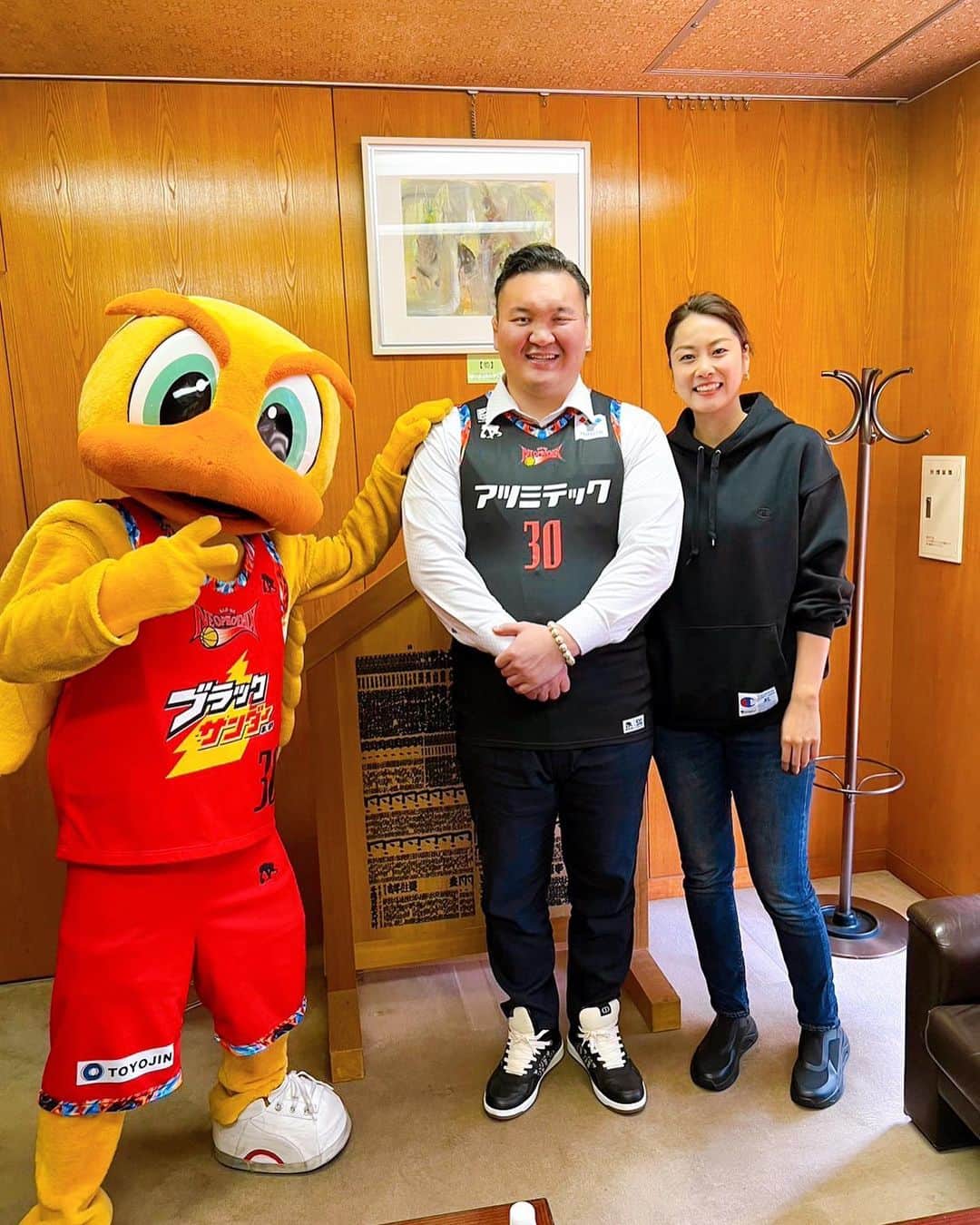 中川聴乃のインスタグラム：「今週は、三遠( @neophoenix_official )と富山 (@toyamagrouses )の試合観戦に☺️🏀  宮城野親方(元横綱白鵬)もいらっしゃっており、 ご挨拶させていただきました✨ フリースローも観れて嬉しかったです🙌 綺麗なシュートだった☺️  Wリーグ( @w_league_official )も ベスト4が出揃いました👇  デンソーアイリス ( @denso_iris_official ) ENEOSサンフラワーズ ( @eneossunflowers ) トヨタ自動車アンテロープス ( @toyota_antelopes ) シャンソン化粧品シャンソンvマジック ( @chansonvmagic )  来週末武蔵野の森総合スポーツプラザでセミファイナルが行われます。セミファイナルからは二戦先勝です‼️  楽しみです😆🔥  #b_league  #三遠ネオフェニックス  #富山グラウジーズ  #宮城野親方  #白鵬 さん #wleague  #プレーオフ  #いよいよ #ベスト4決定  #来週末は #武蔵野の森総合スポーツプラザ」