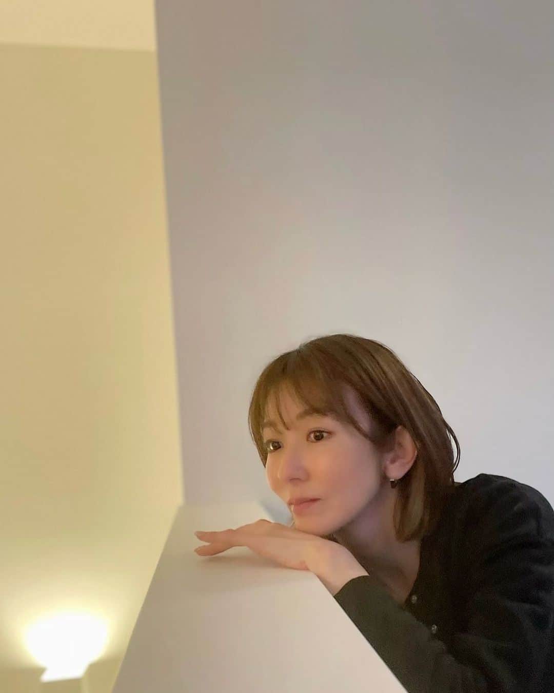 大河内奈々子のインスタグラム：「・ ・ ある本にこんな価値観の話があった📚  『「好きなタイプは価値観が同じ人」 ってあるけど、そんな人いないよね』  と。 妙に納得したのを思い出した。  そうなんだよね、 価値観は違って当たり前で その価値観の違いを許し合えたり、 新発見と感じたり、楽しみに思えたり、 時には同じ感覚を持ち合わせる事もある。  だから一緒にいる事が出来る。  価値観が一緒ではなくてもいいよね 価値観が違う事を理解し合える事が出来たら😌  これは家族でも友達でも親子でも。  改めてそんなふうに思い合える人間関係があることが とても幸せで　感謝を感じました。  みんなありがとう❤️  #大河内奈々子 #nanakoohkouchi  #明日オンエアがあります　#価値観の違いを楽しむ #みんなありがとう」
