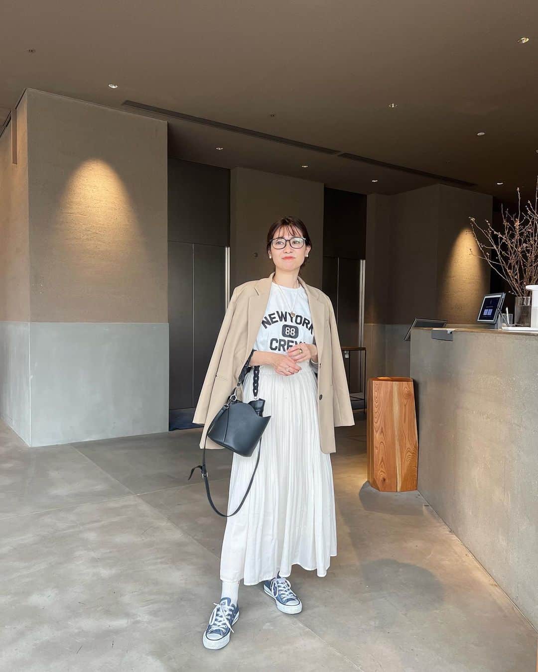 吉田奈央さんのインスタグラム写真 - (吉田奈央Instagram)「サンドとポテトの組み合わせ 最高だろ…🍟❤︎  やはり上下ホワイト✖︎ホワイトからの ジャケットであそぶ感じ好きです🥸  遊ぶとかファッション気取りなセリフかまして すみません😳笑  そしてストーリーの質問ありますか？ に皆さん沢山ありがとうございます😭❤︎ 私も楽しませていただきました👸 ハイライトのQ&Aに追加しておきます✨✨  #渋谷カフェ#東京カフェ巡り#きれいめカジュアルコーデ#30代ママコーデ」4月2日 18時30分 - nao70818