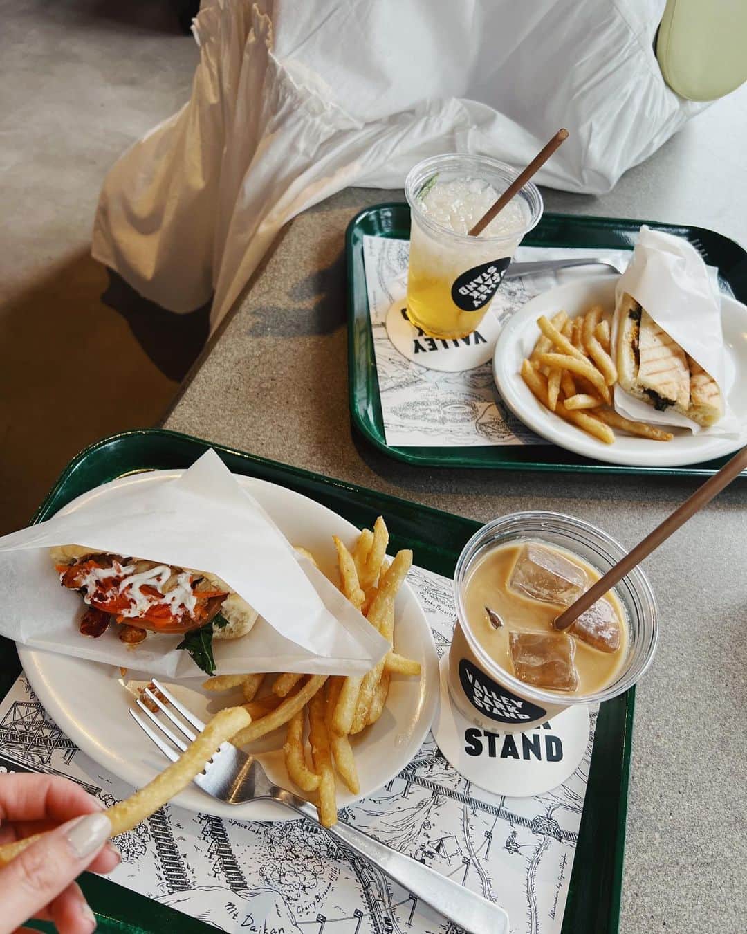 吉田奈央のインスタグラム：「サンドとポテトの組み合わせ 最高だろ…🍟❤︎  やはり上下ホワイト✖︎ホワイトからの ジャケットであそぶ感じ好きです🥸  遊ぶとかファッション気取りなセリフかまして すみません😳笑  そしてストーリーの質問ありますか？ に皆さん沢山ありがとうございます😭❤︎ 私も楽しませていただきました👸 ハイライトのQ&Aに追加しておきます✨✨  #渋谷カフェ#東京カフェ巡り#きれいめカジュアルコーデ#30代ママコーデ」