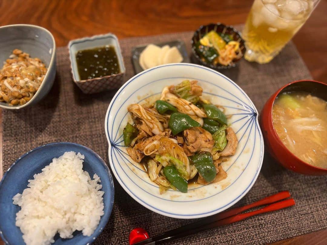 月央和沙のインスタグラム：「うちの晩ごはん🍚✨  #回鍋肉 #もずく酢 #きゅうりともやしのキムチ #納豆 #お漬物 #大根とお揚げと長ねぎのお味噌汁」