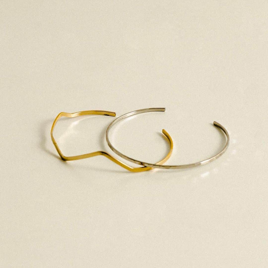 のインスタグラム：「［bangle］  2セットバングル ¥1,760(tax incl.)  異なるデザインのラインバングルのセット。 重ね付けはもちろん、お手持ちのブレスレットやバングル、腕時計などと組み合わせてコーディネートを楽しんで♩  #smellyjp#acc#accessory#pierce#earring#earcuff#ring#bracelet#bangle#necklace#hairaccessory ⁡」
