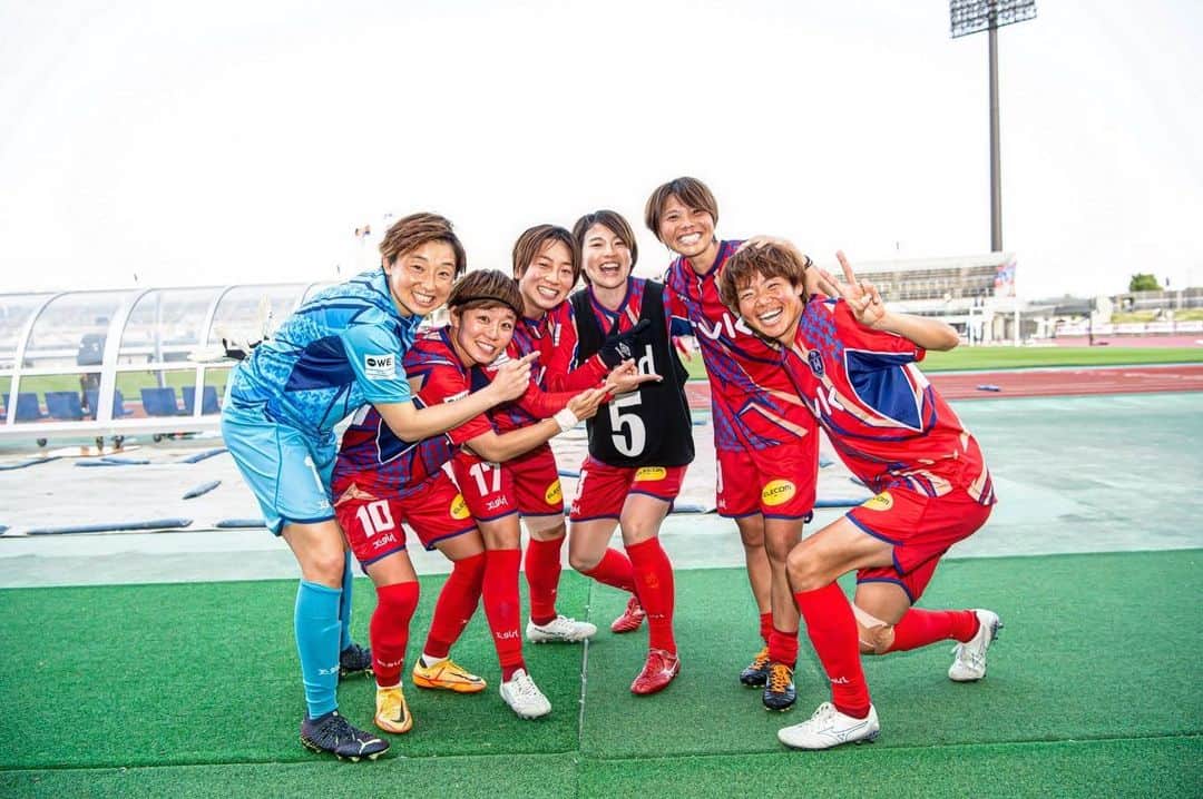 のインスタグラム：「.  ホームでの勝利は やっぱり最高でした！ たくさんの応援を ありがとうございました！  みんなほんとにナイス🤝  くのちゃん150試合おめでとう🫶  りんこ現役お疲れ様🤝 次のステージでもがんばれ！  #ノジマステラ神奈川相模原  #weリーグ #女子サッカー」