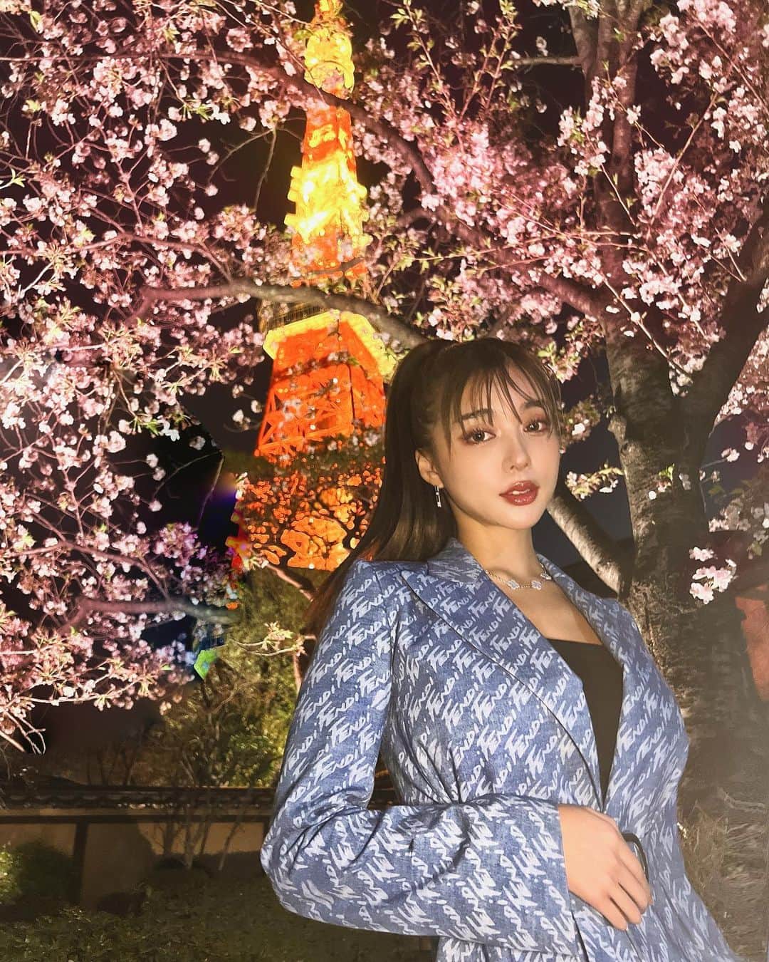 のインスタグラム：「Back to Japan🌸 Sakura season is very short.. But I could barely see Sakura this year💗 ギリギリ桜間に合いました🌸 ただいま日本💜  #tokyo #tokyojapan #sakura #yozakura #cherryblossom #tokyotower #fendi #桜 #夜桜 #夜桜ライトアップ #東京タワー #東京 #日本」