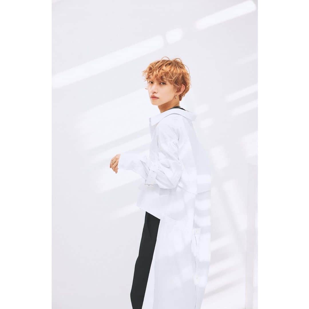 のインスタグラム：「TOMAN COLLECTION 23 👖  ・3wayｼｬﾂ  color : ⚪️ﾎﾜｲﾄ / 🔴ﾚｯﾄﾞ size : M / L  ¥ 8,000 +tax  -  4/8(土) 14:00-16:00 限定 新宿ルミネエスト 店頭販売会 ∟ とまんが接客いたします  4/9(日)〜 ZOZOTOWNにて販売開始予定」