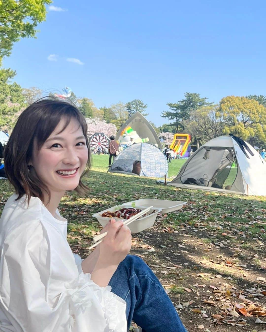 中野瑞希のインスタグラム：「. 昨日、試合を観戦する前に、 平塚総合公園でピクニック🌸 奥の方でちらっと見えるキングベルが可愛い🤣 . キッチンカーでは、初めてチキンオーバーライスを頼んだけど、チキンにしっかりお味がついているのでご飯が進む進む🥹❤️ 私は、激辛ソースを上からかけて私好みの辛さにしてから食べました！ . スタジアムグルメを堪能するのもスポーツ観戦の醍醐味ですね😋 . #ピクニック#平塚総合公園#レモンガススタジアム平塚#平塚#チキンオーバーライス#激辛好き」