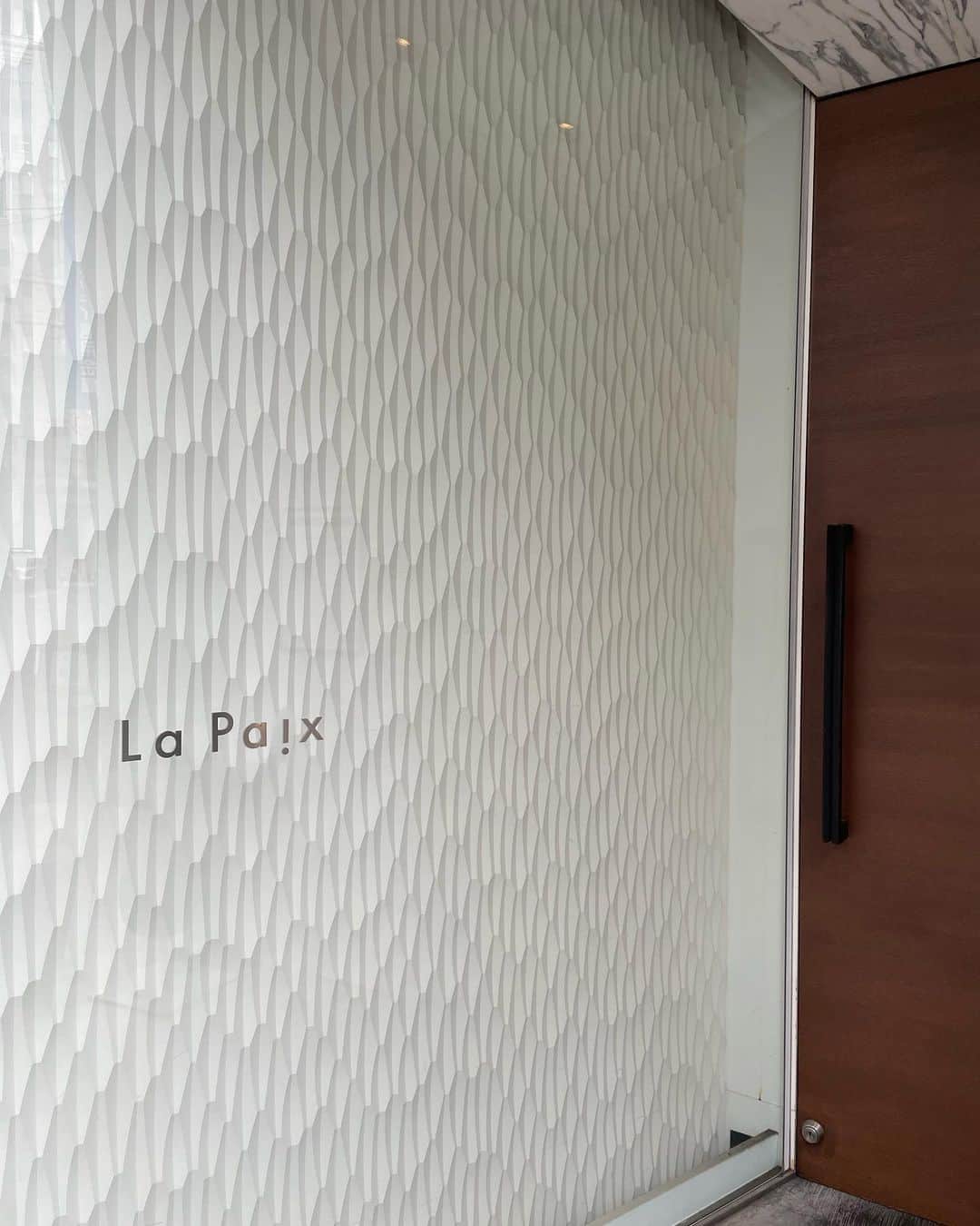 南キカさんのインスタグラム写真 - (南キカInstagram)「La Paix 🇫🇷🍴𓈒𓂂𓏸  今日は両親のお誕生日のお祝いで 家族でランチ行ってきたよ𓇬   集まると笑いが絶えない時間が本当に大好き😂 毎年お店探してくれる妹にも感謝よ𓆩 🫶🏻𓆪  来年もこの先もずーっとお祝いできるように まだまだ元気で長生きしてね✨ あっぱとおんまの娘で生まれて幸せです🫸🏻🩵🫷🏻  このお店のお料理もすごく美味しかった！ ありがとうございました👨🏻‍🍳 家族写真撮り忘れたなぁ。」4月2日 18時35分 - kik_____a_
