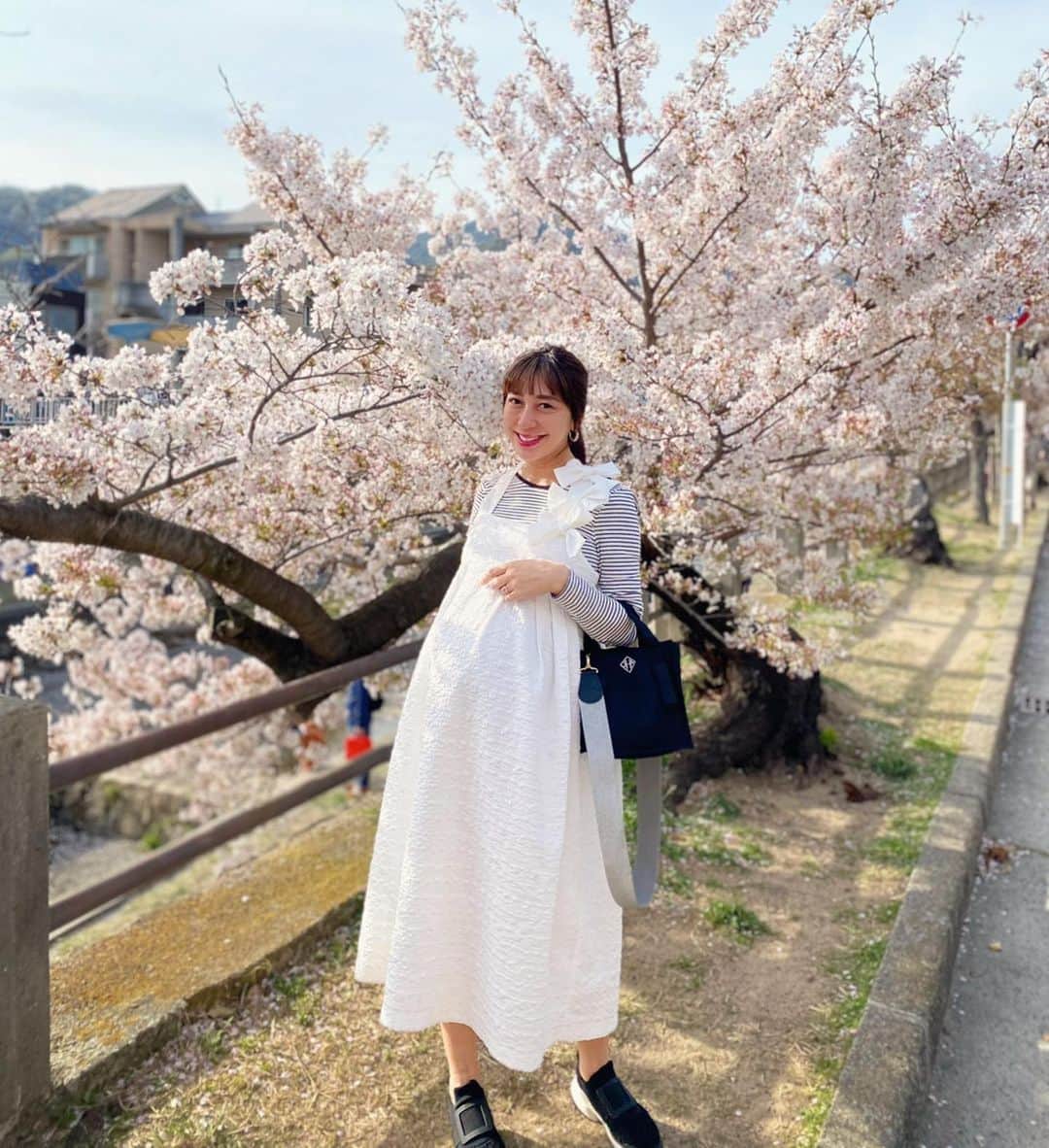 のインスタグラム：「🌸🌸🌸 通りがかりに少しだけお花見🥰 臨月に入り🤰 出産予定日までお家でゆっくり 過ごしています✨ 息子と彼と３人家族も後少し🥹 息子の愛おしさを目に焼き付ける毎日💓 腹囲は104cmから増えないままですが 体重はぐーんっと合計9キロ増えました 後少しこの大きなお腹を 大切に過ごしたいと思います✨ 買い足りないもの、後何があったかな〜？ とリストアップ中🤏 #桜 #臨月 #maternity #10ヶ月」
