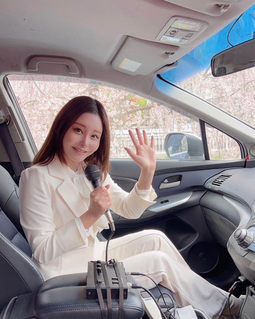 利咲さんのインスタグラム写真 - (利咲Instagram)「若林りさの街宣車🚘【若林りさ｜世田谷区｜日本維新の会】  今年は桜が早めに咲いてとても綺麗ですね🌸 各地で様々な桜を見ることが出来て、 政治活動中の癒しと応援になっています🌸🌸🌸  街宣車は、日本維新の会、共同代表の吉村洋文さん、 政務調査会長の音喜多駿さんとの二連デザインとなっております。 世田谷区の全てのエリアではないのですが走らせて頂いております。 見かけた方からご連絡が来て頑張ってるね、応援してるとお声がけ頂き嬉しい限りです。  私は街頭に出ていて乗っていないことの方が多いのですが 政策についてお話させて頂いてます。  選挙期間（4/16〜22）は、私単独の写真の看板になります。 期間限定のものとなりますのでお見かけ頂ければと思います。  あっという間に4月ですね！ 新年度も宜しくお願い致します🙏  若林りさ🍏  #2023年 #統一地方選挙 #選挙 #世田谷区 #世田谷 #世田谷区政対策委員 #setagaya #リサリサ #世田谷生まれ世田谷育ち #日本維新の会 #維新 #若林りさ の #街宣車 #吉村洋文 #吉村洋文大阪府知事 #吉村洋文知事 #吉村洋文共同代表 #音喜多駿 #音喜多駿参議院議員 #音喜多駿政調会長 #音喜多駿議員 #桜 #桜スポット #桜ポートレート #桜並木 #柳桜 #世田谷桜 #4月 #新年度 #白スーツ」4月2日 18時41分 - himeringo908