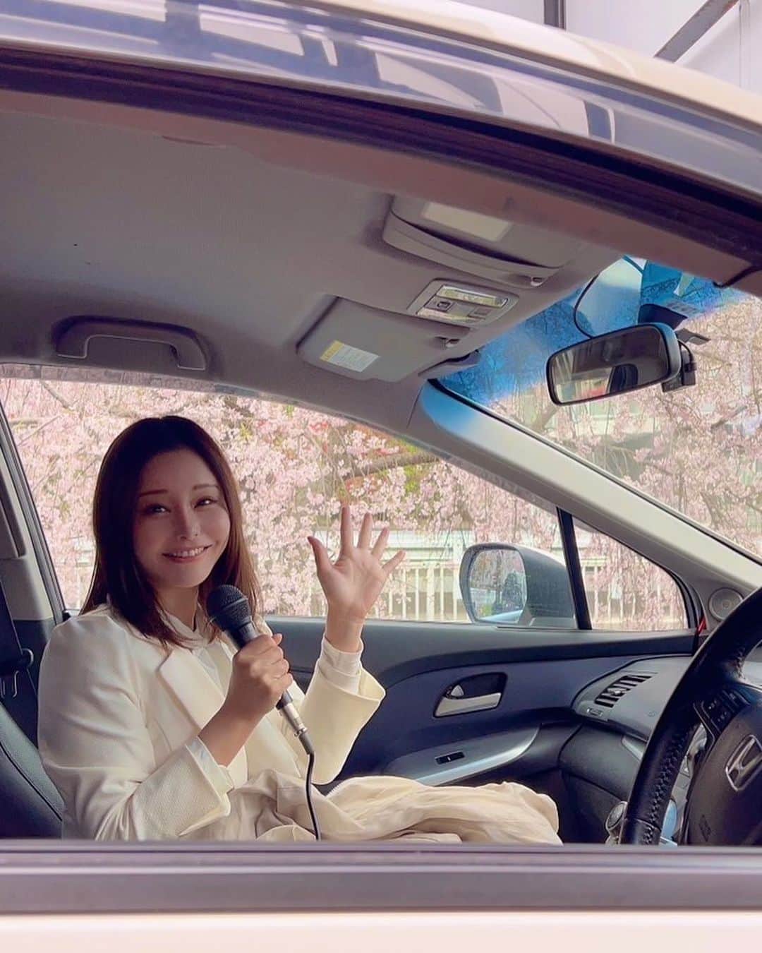 利咲さんのインスタグラム写真 - (利咲Instagram)「若林りさの街宣車🚘【若林りさ｜世田谷区｜日本維新の会】  今年は桜が早めに咲いてとても綺麗ですね🌸 各地で様々な桜を見ることが出来て、 政治活動中の癒しと応援になっています🌸🌸🌸  街宣車は、日本維新の会、共同代表の吉村洋文さん、 政務調査会長の音喜多駿さんとの二連デザインとなっております。 世田谷区の全てのエリアではないのですが走らせて頂いております。 見かけた方からご連絡が来て頑張ってるね、応援してるとお声がけ頂き嬉しい限りです。  私は街頭に出ていて乗っていないことの方が多いのですが 政策についてお話させて頂いてます。  選挙期間（4/16〜22）は、私単独の写真の看板になります。 期間限定のものとなりますのでお見かけ頂ければと思います。  あっという間に4月ですね！ 新年度も宜しくお願い致します🙏  若林りさ🍏  #2023年 #統一地方選挙 #選挙 #世田谷区 #世田谷 #世田谷区政対策委員 #setagaya #リサリサ #世田谷生まれ世田谷育ち #日本維新の会 #維新 #若林りさ の #街宣車 #吉村洋文 #吉村洋文大阪府知事 #吉村洋文知事 #吉村洋文共同代表 #音喜多駿 #音喜多駿参議院議員 #音喜多駿政調会長 #音喜多駿議員 #桜 #桜スポット #桜ポートレート #桜並木 #柳桜 #世田谷桜 #4月 #新年度 #白スーツ」4月2日 18時41分 - himeringo908