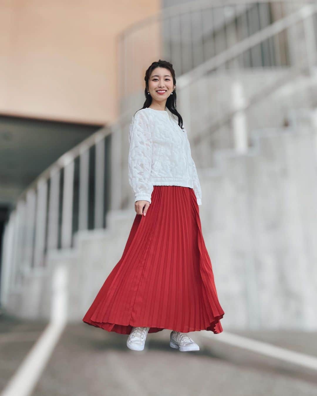 木村那津美のインスタグラム：「*°  4/1 ちぐまや家族plus  新年度のちぐまやでした！ なんと19年目に突入〜🌸  県民の皆様に長〜く 愛される番組に携われていることが 嬉しいです☺️  キリよく4月1日から始まることに 清々しさも感じながら  エイプリルフールになんにも乗じないことに なんとなーくの後ろめたさ？ のようなものも感じながら、 1日が終わりました。  私の担当は 新コーナー〝ぶーたがやれる範囲で解明します🐽〟 新レギュラー（？）のぶーたの アシスタントをしました。  今後、基本的にはぶーたが 頑張るはずです。 進行役は出演者陣がローテします。  今回の依頼は、 〝砂時計の砂って、何粒？〟  へぇ〜。な結果は 番組ホームページでご確認ください。⏳  ------------  衣装 ブージュルード @boujeloud_official  ______________________  山口県の情報盛りだくさん！ 土曜のあさ9時25分からは↓↓↓  @chigumaya_kazoku  【ちぐまや家族plus】  ------------  #ブージュルード #アナウンサー衣装 #アナウンサーヘアメイク#30代コーデ #30代ファッション#30代メイク #30代ヘアメイク #木村那津美#アナウンサー #スタジオ衣装　#基本的にトップスのみ#ちぐまや家族plus #ちぐまや家族plus2 #山口県」
