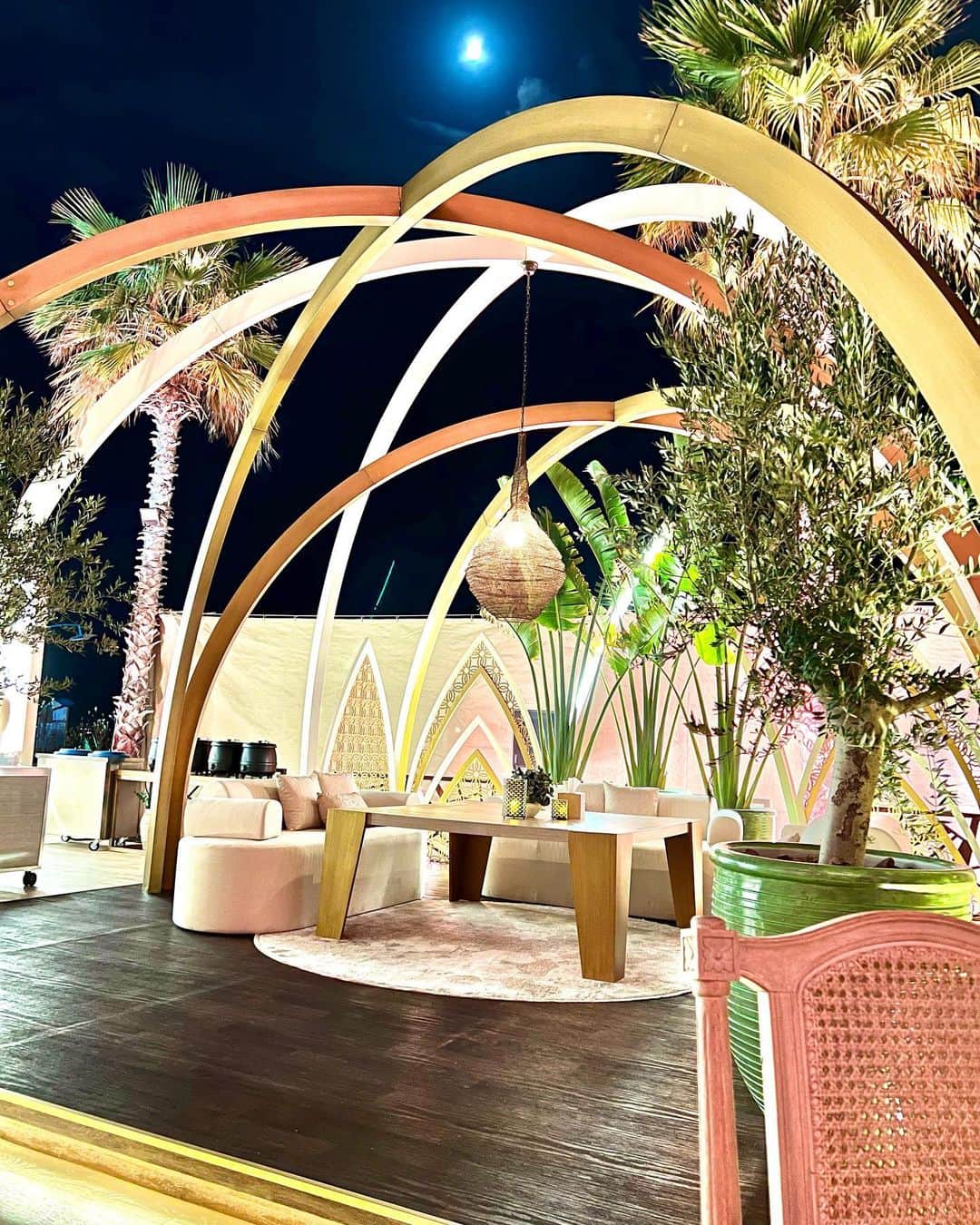ayuさんのインスタグラム写真 - (ayuInstagram)「Iftar and Suhoor 🌙💞 You can also smoke shisha on the terrace until 1am  #ramadan#majlis#ramadandubai#ramadan2023#iftar#suhoor#abaya#abayafashion#abayastyle#jalabiya#mandarinoriental#ramadantent#dubaishisha」4月2日 18時41分 - ayu888ayu