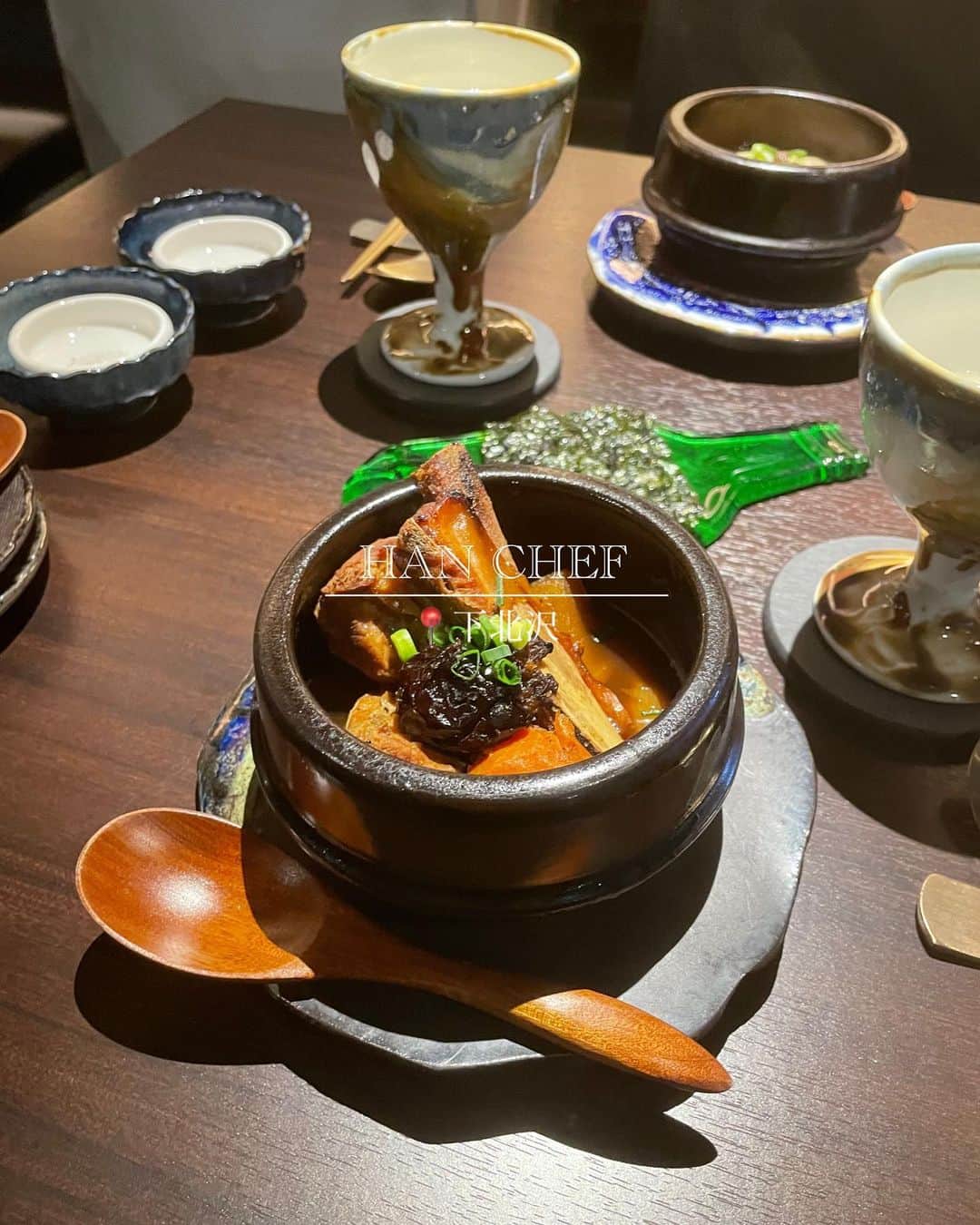 菊池遥香さんのインスタグラム写真 - (菊池遥香Instagram)「. 📍HAN CHEF/下北沢  2022年11月にopenしたばかり👀 大好きな韓国料理が小皿で上品に頂ける🇰🇷🌶 韓国好きな私が本気でおすすめしたい穴場なお店🤍  もちろんシェフは韓国の方なので本格的な韓国料理が楽しめます⸜ ෆ‪ ‪⸝‍  今回頂いたコース𓂃𓈒𓂂 ☑厳選食材のジョン ☑豆腐キムチ ☑カンジャンセウ ☑ほしだらのスープ ☑シェフ特製カルビチム ☑シェフ特製薬膳参鶏湯 ☑冷麺 ☑季節のデザート（胡麻アイス）  ドリンクも사랑해っていう韓国のホワイトビールが楽しめたりもちろん生マッコリも🫶🏻 ここの生マッコリ、今まで飲んだマッコリで1番美味しかったし飲みやすかった🍶⟡.·  どのお料理も普通の韓国料理とは一味違って初めて食べる味ばかりで本当に美味しかったんだけど、、、 韓国の定番おつまみと言われている豆腐キムチがお気に入りだったなぁ🙆‍♀️  美味し過ぎて最後、写真撮るの忘れてるの途中で気づいて食べかけなの許して🙏🏻笑  ランチメニューは¥1200〜 ディナーは3種類のコース、アラカルトがあったよఽ✍  韓国料理をゆっくり楽しみたい 新感覚な韓国料理を楽しみたい って方におすすめ🫰🏻💓  是非行ってみてねん🥂‎ 𓈒𓏸  ✎︎＿＿＿＿＿＿＿＿＿＿＿＿  🏡 東京都世田谷区北沢2-14-2 第2東洋興業ビル 3F  🚶‍♀️下北沢駅から徒歩5分ほど  ✎︎＿＿＿＿＿＿＿＿＿＿＿＿  . #韓国料理 #下北沢 #下北沢グルメ #dinner #東京デート #東京グルメ #居酒屋 #隠れ家的なお店 #food #냠냠 #먹스타그램 #맛집탐방 #인스타푸드 #푸드스타그램 #韓国 #生マッコリ #カンジャンセウ #参鶏湯」4月2日 18時42分 - kurara_ruka