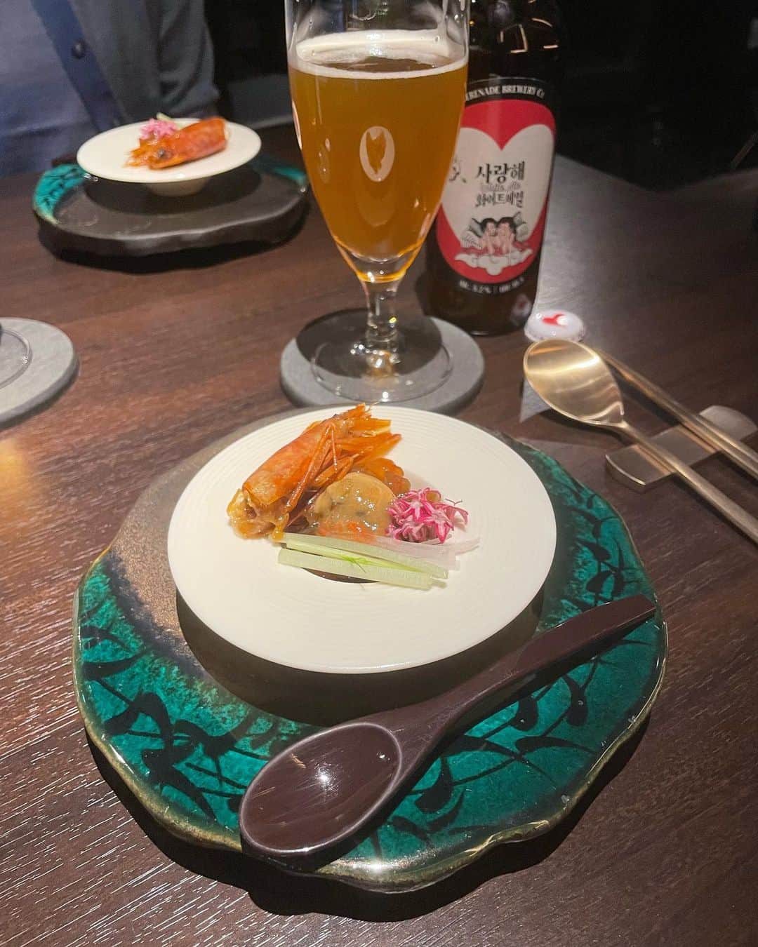 菊池遥香さんのインスタグラム写真 - (菊池遥香Instagram)「. 📍HAN CHEF/下北沢  2022年11月にopenしたばかり👀 大好きな韓国料理が小皿で上品に頂ける🇰🇷🌶 韓国好きな私が本気でおすすめしたい穴場なお店🤍  もちろんシェフは韓国の方なので本格的な韓国料理が楽しめます⸜ ෆ‪ ‪⸝‍  今回頂いたコース𓂃𓈒𓂂 ☑厳選食材のジョン ☑豆腐キムチ ☑カンジャンセウ ☑ほしだらのスープ ☑シェフ特製カルビチム ☑シェフ特製薬膳参鶏湯 ☑冷麺 ☑季節のデザート（胡麻アイス）  ドリンクも사랑해っていう韓国のホワイトビールが楽しめたりもちろん生マッコリも🫶🏻 ここの生マッコリ、今まで飲んだマッコリで1番美味しかったし飲みやすかった🍶⟡.·  どのお料理も普通の韓国料理とは一味違って初めて食べる味ばかりで本当に美味しかったんだけど、、、 韓国の定番おつまみと言われている豆腐キムチがお気に入りだったなぁ🙆‍♀️  美味し過ぎて最後、写真撮るの忘れてるの途中で気づいて食べかけなの許して🙏🏻笑  ランチメニューは¥1200〜 ディナーは3種類のコース、アラカルトがあったよఽ✍  韓国料理をゆっくり楽しみたい 新感覚な韓国料理を楽しみたい って方におすすめ🫰🏻💓  是非行ってみてねん🥂‎ 𓈒𓏸  ✎︎＿＿＿＿＿＿＿＿＿＿＿＿  🏡 東京都世田谷区北沢2-14-2 第2東洋興業ビル 3F  🚶‍♀️下北沢駅から徒歩5分ほど  ✎︎＿＿＿＿＿＿＿＿＿＿＿＿  . #韓国料理 #下北沢 #下北沢グルメ #dinner #東京デート #東京グルメ #居酒屋 #隠れ家的なお店 #food #냠냠 #먹스타그램 #맛집탐방 #인스타푸드 #푸드스타그램 #韓国 #生マッコリ #カンジャンセウ #参鶏湯」4月2日 18時42分 - kurara_ruka