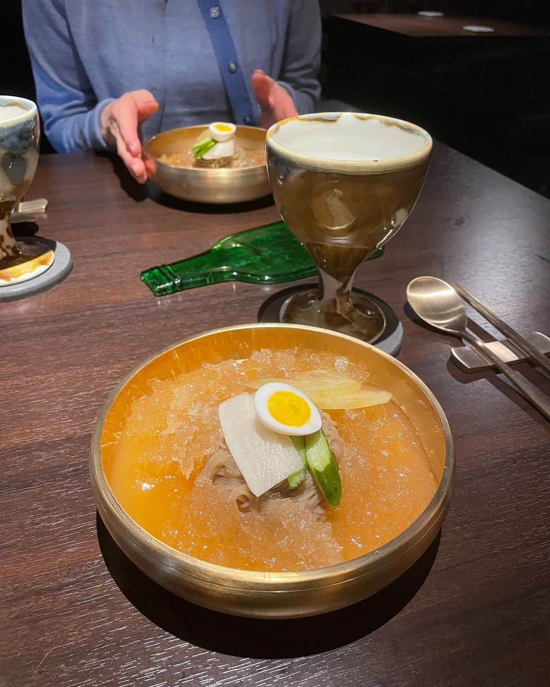 菊池遥香さんのインスタグラム写真 - (菊池遥香Instagram)「. 📍HAN CHEF/下北沢  2022年11月にopenしたばかり👀 大好きな韓国料理が小皿で上品に頂ける🇰🇷🌶 韓国好きな私が本気でおすすめしたい穴場なお店🤍  もちろんシェフは韓国の方なので本格的な韓国料理が楽しめます⸜ ෆ‪ ‪⸝‍  今回頂いたコース𓂃𓈒𓂂 ☑厳選食材のジョン ☑豆腐キムチ ☑カンジャンセウ ☑ほしだらのスープ ☑シェフ特製カルビチム ☑シェフ特製薬膳参鶏湯 ☑冷麺 ☑季節のデザート（胡麻アイス）  ドリンクも사랑해っていう韓国のホワイトビールが楽しめたりもちろん生マッコリも🫶🏻 ここの生マッコリ、今まで飲んだマッコリで1番美味しかったし飲みやすかった🍶⟡.·  どのお料理も普通の韓国料理とは一味違って初めて食べる味ばかりで本当に美味しかったんだけど、、、 韓国の定番おつまみと言われている豆腐キムチがお気に入りだったなぁ🙆‍♀️  美味し過ぎて最後、写真撮るの忘れてるの途中で気づいて食べかけなの許して🙏🏻笑  ランチメニューは¥1200〜 ディナーは3種類のコース、アラカルトがあったよఽ✍  韓国料理をゆっくり楽しみたい 新感覚な韓国料理を楽しみたい って方におすすめ🫰🏻💓  是非行ってみてねん🥂‎ 𓈒𓏸  ✎︎＿＿＿＿＿＿＿＿＿＿＿＿  🏡 東京都世田谷区北沢2-14-2 第2東洋興業ビル 3F  🚶‍♀️下北沢駅から徒歩5分ほど  ✎︎＿＿＿＿＿＿＿＿＿＿＿＿  . #韓国料理 #下北沢 #下北沢グルメ #dinner #東京デート #東京グルメ #居酒屋 #隠れ家的なお店 #food #냠냠 #먹스타그램 #맛집탐방 #인스타푸드 #푸드스타그램 #韓国 #生マッコリ #カンジャンセウ #参鶏湯」4月2日 18時42分 - kurara_ruka