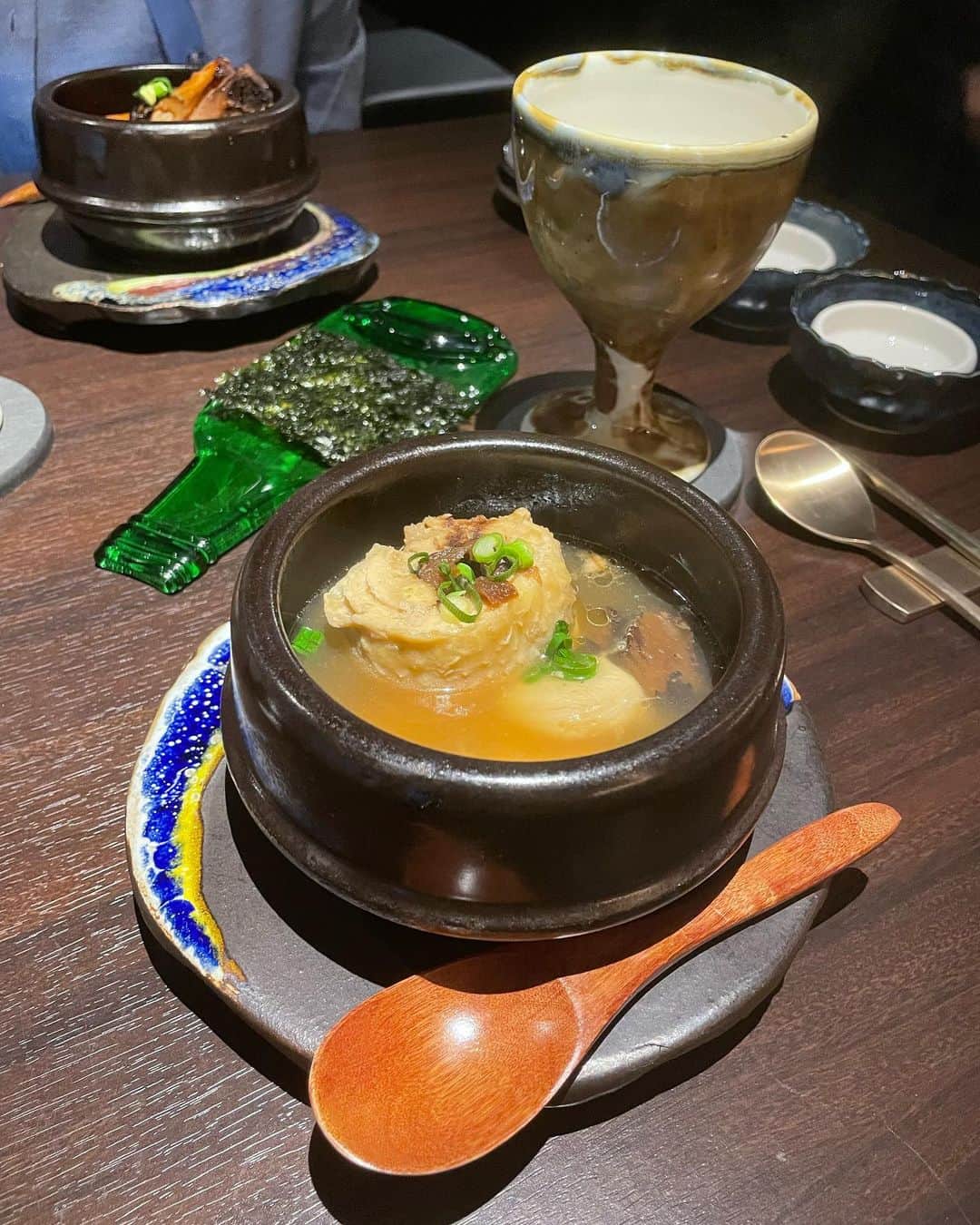 菊池遥香さんのインスタグラム写真 - (菊池遥香Instagram)「. 📍HAN CHEF/下北沢  2022年11月にopenしたばかり👀 大好きな韓国料理が小皿で上品に頂ける🇰🇷🌶 韓国好きな私が本気でおすすめしたい穴場なお店🤍  もちろんシェフは韓国の方なので本格的な韓国料理が楽しめます⸜ ෆ‪ ‪⸝‍  今回頂いたコース𓂃𓈒𓂂 ☑厳選食材のジョン ☑豆腐キムチ ☑カンジャンセウ ☑ほしだらのスープ ☑シェフ特製カルビチム ☑シェフ特製薬膳参鶏湯 ☑冷麺 ☑季節のデザート（胡麻アイス）  ドリンクも사랑해っていう韓国のホワイトビールが楽しめたりもちろん生マッコリも🫶🏻 ここの生マッコリ、今まで飲んだマッコリで1番美味しかったし飲みやすかった🍶⟡.·  どのお料理も普通の韓国料理とは一味違って初めて食べる味ばかりで本当に美味しかったんだけど、、、 韓国の定番おつまみと言われている豆腐キムチがお気に入りだったなぁ🙆‍♀️  美味し過ぎて最後、写真撮るの忘れてるの途中で気づいて食べかけなの許して🙏🏻笑  ランチメニューは¥1200〜 ディナーは3種類のコース、アラカルトがあったよఽ✍  韓国料理をゆっくり楽しみたい 新感覚な韓国料理を楽しみたい って方におすすめ🫰🏻💓  是非行ってみてねん🥂‎ 𓈒𓏸  ✎︎＿＿＿＿＿＿＿＿＿＿＿＿  🏡 東京都世田谷区北沢2-14-2 第2東洋興業ビル 3F  🚶‍♀️下北沢駅から徒歩5分ほど  ✎︎＿＿＿＿＿＿＿＿＿＿＿＿  . #韓国料理 #下北沢 #下北沢グルメ #dinner #東京デート #東京グルメ #居酒屋 #隠れ家的なお店 #food #냠냠 #먹스타그램 #맛집탐방 #인스타푸드 #푸드스타그램 #韓国 #生マッコリ #カンジャンセウ #参鶏湯」4月2日 18時42分 - kurara_ruka