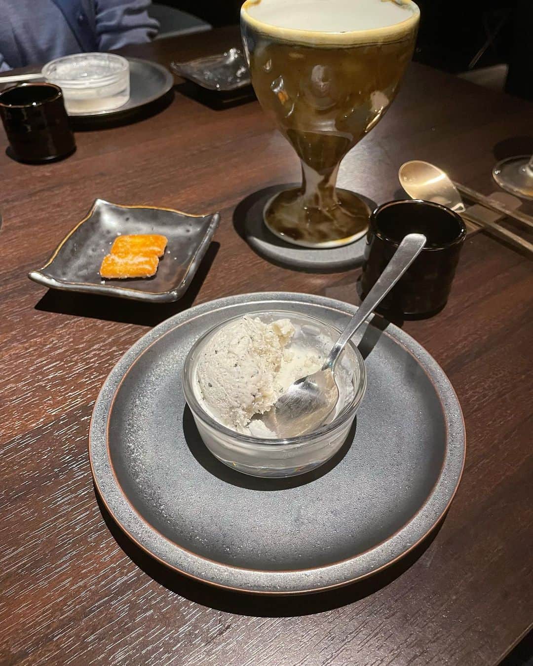 菊池遥香さんのインスタグラム写真 - (菊池遥香Instagram)「. 📍HAN CHEF/下北沢  2022年11月にopenしたばかり👀 大好きな韓国料理が小皿で上品に頂ける🇰🇷🌶 韓国好きな私が本気でおすすめしたい穴場なお店🤍  もちろんシェフは韓国の方なので本格的な韓国料理が楽しめます⸜ ෆ‪ ‪⸝‍  今回頂いたコース𓂃𓈒𓂂 ☑厳選食材のジョン ☑豆腐キムチ ☑カンジャンセウ ☑ほしだらのスープ ☑シェフ特製カルビチム ☑シェフ特製薬膳参鶏湯 ☑冷麺 ☑季節のデザート（胡麻アイス）  ドリンクも사랑해っていう韓国のホワイトビールが楽しめたりもちろん生マッコリも🫶🏻 ここの生マッコリ、今まで飲んだマッコリで1番美味しかったし飲みやすかった🍶⟡.·  どのお料理も普通の韓国料理とは一味違って初めて食べる味ばかりで本当に美味しかったんだけど、、、 韓国の定番おつまみと言われている豆腐キムチがお気に入りだったなぁ🙆‍♀️  美味し過ぎて最後、写真撮るの忘れてるの途中で気づいて食べかけなの許して🙏🏻笑  ランチメニューは¥1200〜 ディナーは3種類のコース、アラカルトがあったよఽ✍  韓国料理をゆっくり楽しみたい 新感覚な韓国料理を楽しみたい って方におすすめ🫰🏻💓  是非行ってみてねん🥂‎ 𓈒𓏸  ✎︎＿＿＿＿＿＿＿＿＿＿＿＿  🏡 東京都世田谷区北沢2-14-2 第2東洋興業ビル 3F  🚶‍♀️下北沢駅から徒歩5分ほど  ✎︎＿＿＿＿＿＿＿＿＿＿＿＿  . #韓国料理 #下北沢 #下北沢グルメ #dinner #東京デート #東京グルメ #居酒屋 #隠れ家的なお店 #food #냠냠 #먹스타그램 #맛집탐방 #인스타푸드 #푸드스타그램 #韓国 #生マッコリ #カンジャンセウ #参鶏湯」4月2日 18時42分 - kurara_ruka