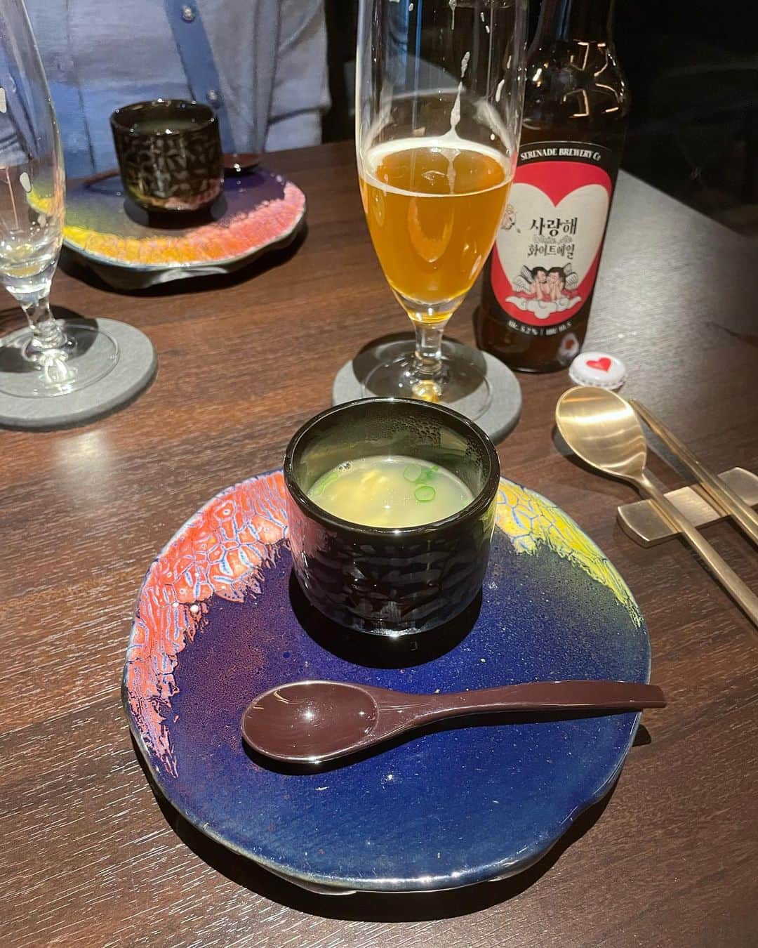 菊池遥香さんのインスタグラム写真 - (菊池遥香Instagram)「. 📍HAN CHEF/下北沢  2022年11月にopenしたばかり👀 大好きな韓国料理が小皿で上品に頂ける🇰🇷🌶 韓国好きな私が本気でおすすめしたい穴場なお店🤍  もちろんシェフは韓国の方なので本格的な韓国料理が楽しめます⸜ ෆ‪ ‪⸝‍  今回頂いたコース𓂃𓈒𓂂 ☑厳選食材のジョン ☑豆腐キムチ ☑カンジャンセウ ☑ほしだらのスープ ☑シェフ特製カルビチム ☑シェフ特製薬膳参鶏湯 ☑冷麺 ☑季節のデザート（胡麻アイス）  ドリンクも사랑해っていう韓国のホワイトビールが楽しめたりもちろん生マッコリも🫶🏻 ここの生マッコリ、今まで飲んだマッコリで1番美味しかったし飲みやすかった🍶⟡.·  どのお料理も普通の韓国料理とは一味違って初めて食べる味ばかりで本当に美味しかったんだけど、、、 韓国の定番おつまみと言われている豆腐キムチがお気に入りだったなぁ🙆‍♀️  美味し過ぎて最後、写真撮るの忘れてるの途中で気づいて食べかけなの許して🙏🏻笑  ランチメニューは¥1200〜 ディナーは3種類のコース、アラカルトがあったよఽ✍  韓国料理をゆっくり楽しみたい 新感覚な韓国料理を楽しみたい って方におすすめ🫰🏻💓  是非行ってみてねん🥂‎ 𓈒𓏸  ✎︎＿＿＿＿＿＿＿＿＿＿＿＿  🏡 東京都世田谷区北沢2-14-2 第2東洋興業ビル 3F  🚶‍♀️下北沢駅から徒歩5分ほど  ✎︎＿＿＿＿＿＿＿＿＿＿＿＿  . #韓国料理 #下北沢 #下北沢グルメ #dinner #東京デート #東京グルメ #居酒屋 #隠れ家的なお店 #food #냠냠 #먹스타그램 #맛집탐방 #인스타푸드 #푸드스타그램 #韓国 #生マッコリ #カンジャンセウ #参鶏湯」4月2日 18時42分 - kurara_ruka
