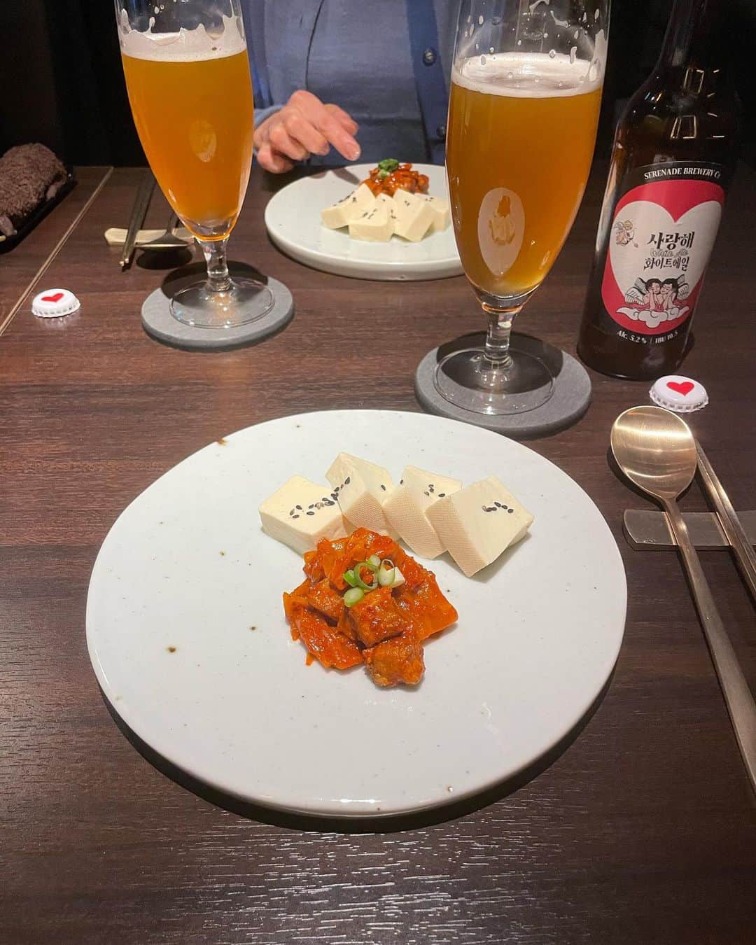 菊池遥香さんのインスタグラム写真 - (菊池遥香Instagram)「. 📍HAN CHEF/下北沢  2022年11月にopenしたばかり👀 大好きな韓国料理が小皿で上品に頂ける🇰🇷🌶 韓国好きな私が本気でおすすめしたい穴場なお店🤍  もちろんシェフは韓国の方なので本格的な韓国料理が楽しめます⸜ ෆ‪ ‪⸝‍  今回頂いたコース𓂃𓈒𓂂 ☑厳選食材のジョン ☑豆腐キムチ ☑カンジャンセウ ☑ほしだらのスープ ☑シェフ特製カルビチム ☑シェフ特製薬膳参鶏湯 ☑冷麺 ☑季節のデザート（胡麻アイス）  ドリンクも사랑해っていう韓国のホワイトビールが楽しめたりもちろん生マッコリも🫶🏻 ここの生マッコリ、今まで飲んだマッコリで1番美味しかったし飲みやすかった🍶⟡.·  どのお料理も普通の韓国料理とは一味違って初めて食べる味ばかりで本当に美味しかったんだけど、、、 韓国の定番おつまみと言われている豆腐キムチがお気に入りだったなぁ🙆‍♀️  美味し過ぎて最後、写真撮るの忘れてるの途中で気づいて食べかけなの許して🙏🏻笑  ランチメニューは¥1200〜 ディナーは3種類のコース、アラカルトがあったよఽ✍  韓国料理をゆっくり楽しみたい 新感覚な韓国料理を楽しみたい って方におすすめ🫰🏻💓  是非行ってみてねん🥂‎ 𓈒𓏸  ✎︎＿＿＿＿＿＿＿＿＿＿＿＿  🏡 東京都世田谷区北沢2-14-2 第2東洋興業ビル 3F  🚶‍♀️下北沢駅から徒歩5分ほど  ✎︎＿＿＿＿＿＿＿＿＿＿＿＿  . #韓国料理 #下北沢 #下北沢グルメ #dinner #東京デート #東京グルメ #居酒屋 #隠れ家的なお店 #food #냠냠 #먹스타그램 #맛집탐방 #인스타푸드 #푸드스타그램 #韓国 #生マッコリ #カンジャンセウ #参鶏湯」4月2日 18時42分 - kurara_ruka