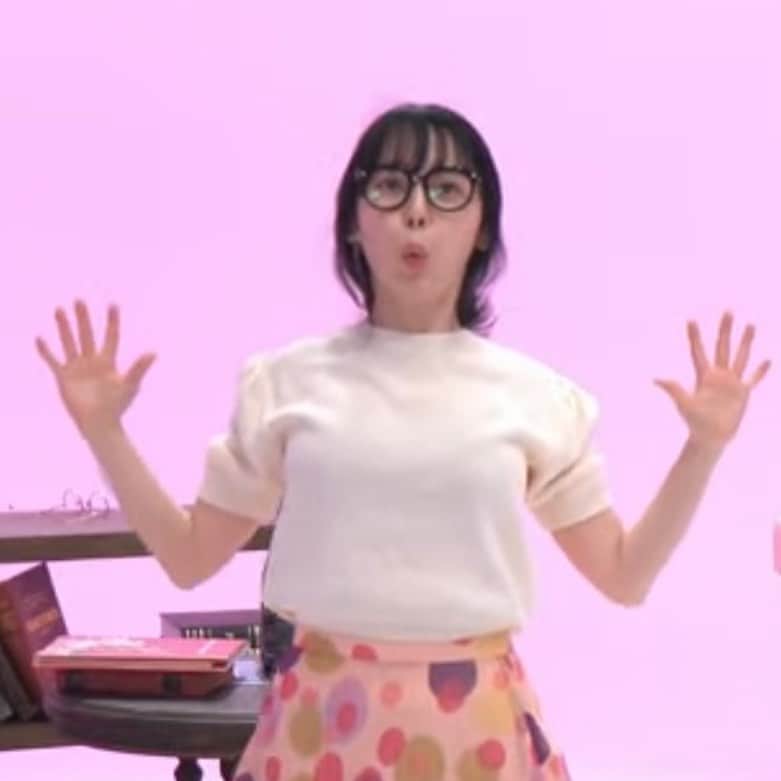 soy kimのインスタグラム：「트레미에르 뿐만 아니라 사스키아도 연기합니다  #연극추남미녀 d-10  캡쳐해준 @heaventomorrow  스릉해🥰 라이브 리허설 기획해주신 예술의 전당 정말 감사합니다 히히」