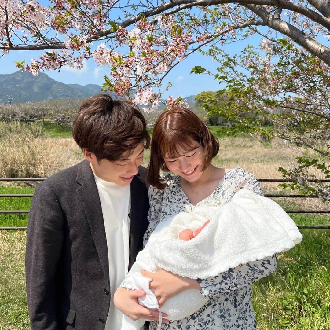 福住仁嶺のインスタグラム：「やっと…パパになりました！  出産予定日が富士で行われたGT公式テストと被ってしまっていたので、立ち会える事が出来ないのではないかとテスト中にも関わらずソワソワしていましたが、公式テストが終わった翌日にタイミングよく陣痛が始まったので出産に立ち会える事が出来ました。  妻の頑張っている姿を陣痛中から出産まで隣で見舞ることしか出来ませんでしたが、ここまでも出産が大変だとは想像もしていませんでした。自分を産んでくれた母、だけじゃなく世の中のママ全員を尊敬します…笑　  妻も長い陣痛によく耐えてくれたと思うし、このような貴重な経験をさせてくれた妻には感謝でしかありません。陣痛から出産まで一緒にいた時間も長かったということもあり、やっと産まれてきてくれた時の感動は今までには感じた事のない程でした。ベビの大きさは約3600gで大きめなサイズだったので、妻だけではなくベビもよく頑張ってくれたんだと、鳴き声が聞こえた時は本当に嬉しかったです。  母子共に健康な状態で退院する事ができ、3人での生活が始まると思うとこれからの人生が楽しみでいっぱいです！パパもっとレース頑張ります！  まだまだずっとベビの側に居たいんだけど、明日からまた少し会えないなぁ泣  #男の子」