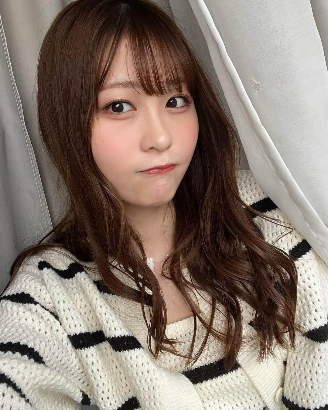 藤田愛理のインスタグラム：「・ 4月！新学期！にこにこ楽しもね🥰 我が家の盛れる写真スポットで撮りました📸 #新学期#JD3#にこにこ#楽しんでいこ〜」