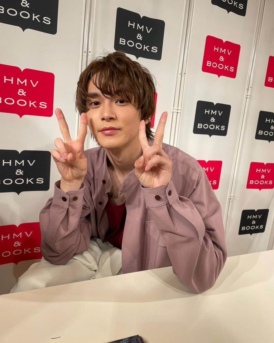 金子隼也のインスタグラム：「. 金子隼也1st写真集&カレンダー 発売記念イベント HMV&BOOKS　SHINSAIBASHI ⁡ ありがとうございました。 皆さんにお会いできて嬉しかったぁ。 ⁡ 次は4月8日。 東京-池袋HMVエソラ池袋 店内イベントスペースで！！！ ⁡ 当日券もあるのでお時間合う方はぜひ。 お待ちしています！  #金子隼也写真集 #実はイベントのために #茶髪にしました」