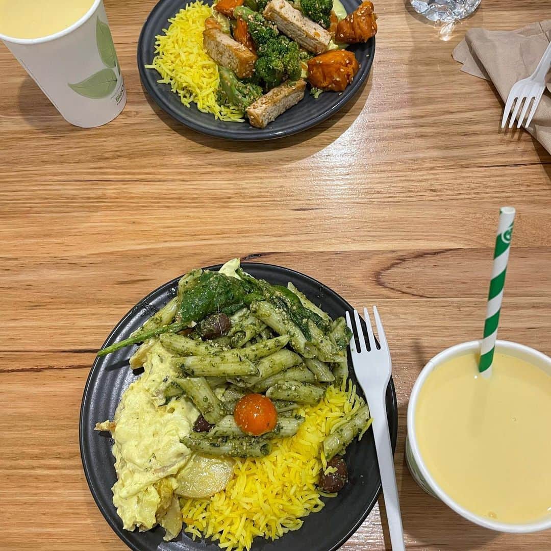 脇田紗良さんのインスタグラム写真 - (脇田紗良Instagram)「Aus photo dump💜🤙🏻🐧🌈🥧🥦🥕🥩🥗🍝🍚🍺 #mostlyfood」4月2日 18時57分 - sara_wakita1010