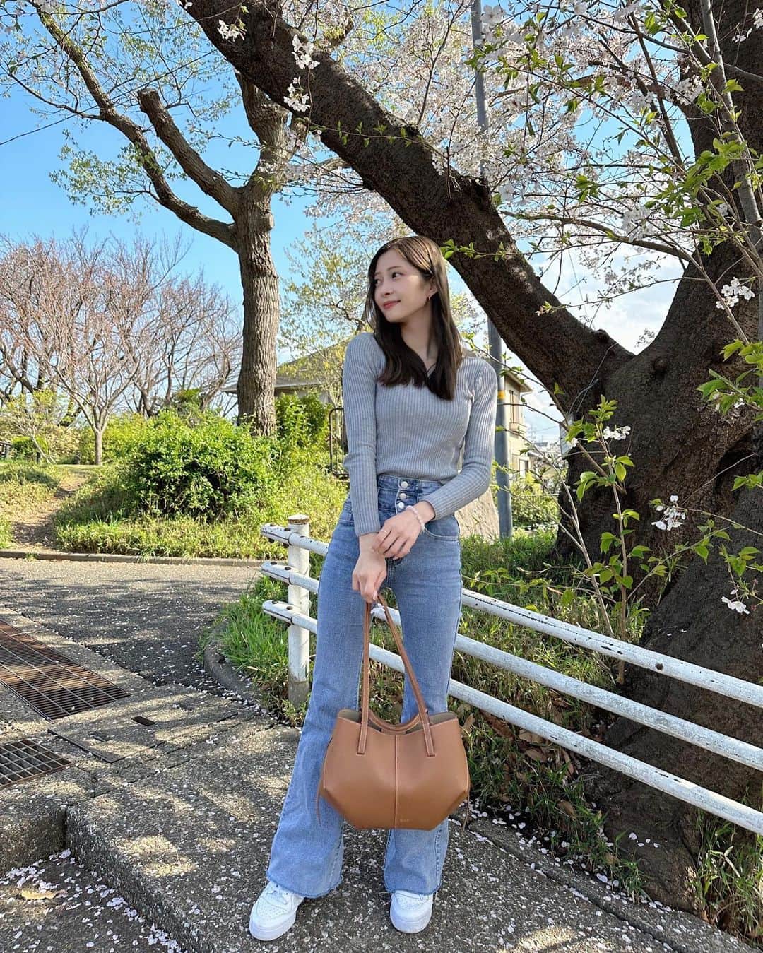 松川星さんのインスタグラム写真 - (松川星Instagram)「⁡ お散歩してたら  辿り着いた公園 🌸 葉桜になってたけど 散る前に見れてよかった🍃🤍」4月2日 18時59分 - akarin__rin