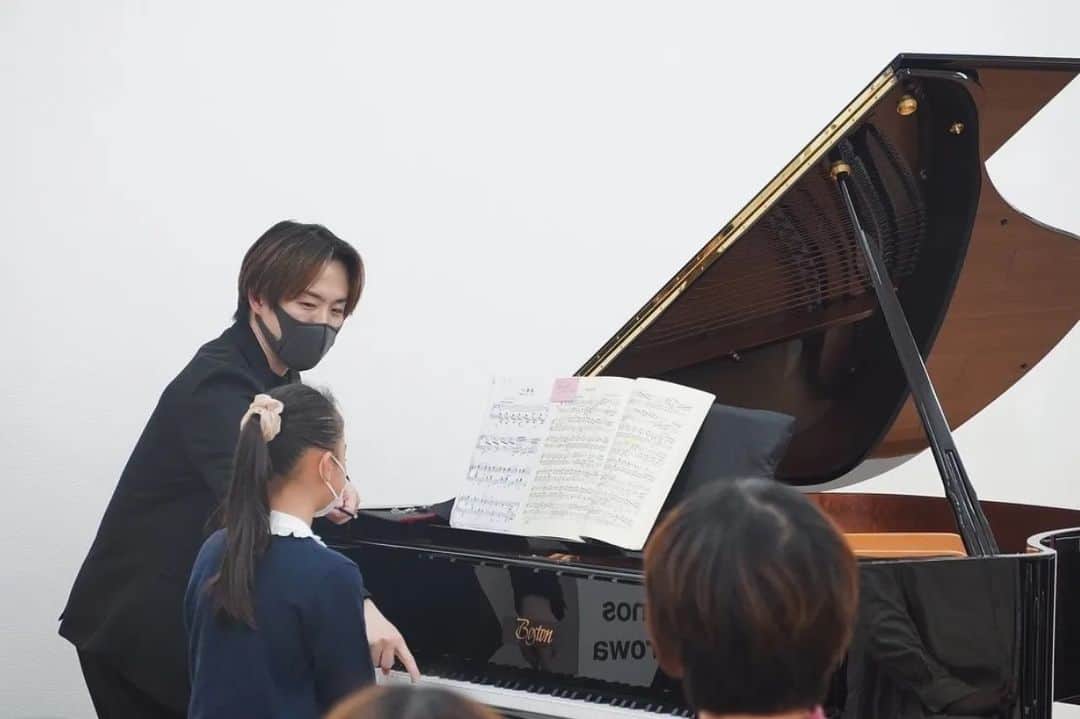 米津真浩さんのインスタグラム写真 - (米津真浩Instagram)「先日、浜松の白羽楽器さんで公開マスタークラスをやって来ました🙌白羽楽器さん、ありがとうございました！！そして受講生の皆様、お疲れ様でした🙌生徒さんみんな上手だったなぁ。マスタークラス、今後も各所で予定ありますのでよろしくお願いします🙏レッスンやオンラインレッスンもレベルに関係なくやっております。僕のインスタプロフィールページURLからレッスンのHPにとべます😊💪⁡ ⁡⁡ ⁡ #ピアノ⁡ ⁡ #ピアノ教室⁡ ⁡ #白羽楽器⁡ ⁡ #ピアノレッスン」4月2日 18時59分 - yonezutadahiro