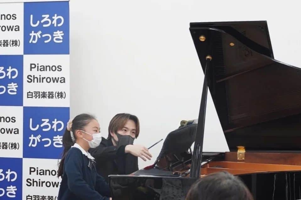 米津真浩さんのインスタグラム写真 - (米津真浩Instagram)「先日、浜松の白羽楽器さんで公開マスタークラスをやって来ました🙌白羽楽器さん、ありがとうございました！！そして受講生の皆様、お疲れ様でした🙌生徒さんみんな上手だったなぁ。マスタークラス、今後も各所で予定ありますのでよろしくお願いします🙏レッスンやオンラインレッスンもレベルに関係なくやっております。僕のインスタプロフィールページURLからレッスンのHPにとべます😊💪⁡ ⁡⁡ ⁡ #ピアノ⁡ ⁡ #ピアノ教室⁡ ⁡ #白羽楽器⁡ ⁡ #ピアノレッスン」4月2日 18時59分 - yonezutadahiro