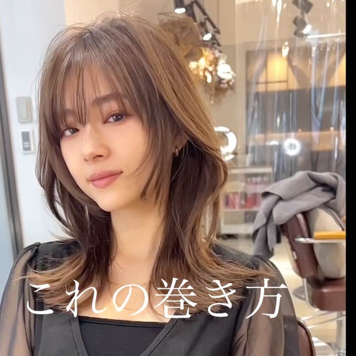 西岡卓志のインスタグラム：「韓国風ミディアムの巻き方 ⁡ ①最初にオイルや巻き髪の 　ベース剤をつけます ⁡ ②上から下に向かって 　外ハネワンカール 　巻きます ⁡ ③中間にのみ内巻きに 　波巻きのように 　巻きます。 ⁡ ④顔まわりはリバースに 　中間から滑らせる様に 　巻きます。 ⁡ ⑤襟足は外ハネに 　ワンカール巻きます。 ⁡ ⑥表面はリバースに2回転 　巻きます。 ⁡ ⑦全体的にバームを 　揉み込み整えます。 ⁡ ※火傷はしない様に気を付けてください！ 練習用に保存して頂けると後で見やすいです、 ⁡ ============================== ㅤ このインスタでは「あなたの髪をhappyにする」ことを目的とするコンテンツを毎日アップします。 よかったらフォローをよろしくお願い致します◎ ⁡ #韓国風外ハネ#韓国ヘアスタイル#前髪#ヘアスタイル#面長#」