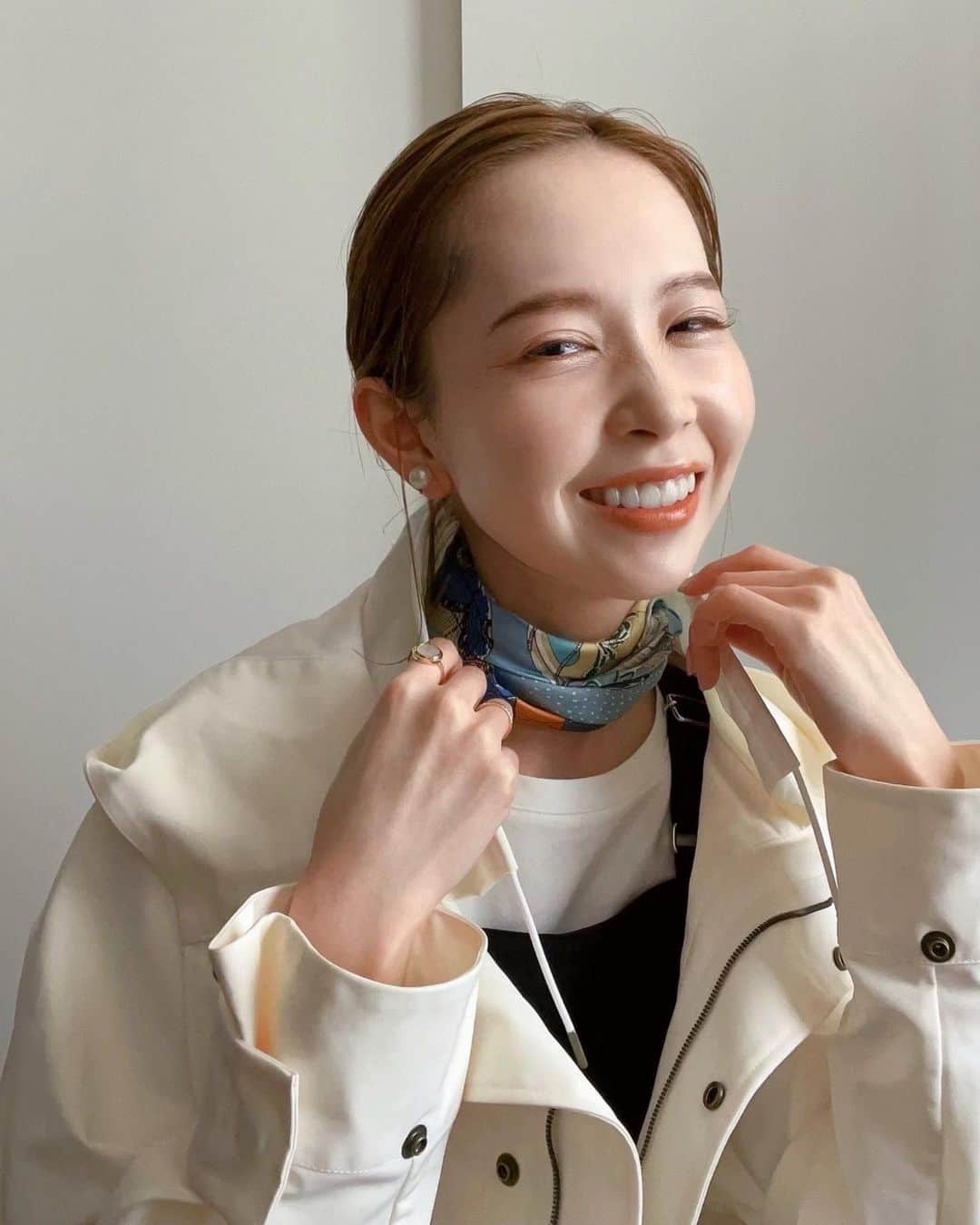 はれこのインスタグラム：「🤍🩵🧡  スカーフと靴下を買ったり、シャツを買ったりしました  リップモンスターの限定色(101)は既存色の忍ばせイエローに重ねて使っています🦢 めちゃくちゃお気に入りです  -  scarf @ur_rosso  @manipuri_jp  no.0131330003-RL35  socks @journalstandard.jp  @marcomonde_official  no.23094410000510  shirt @auralee_tokyo   -  #はれこ私服まとめ  #私服コーデ  #購入品紹介」